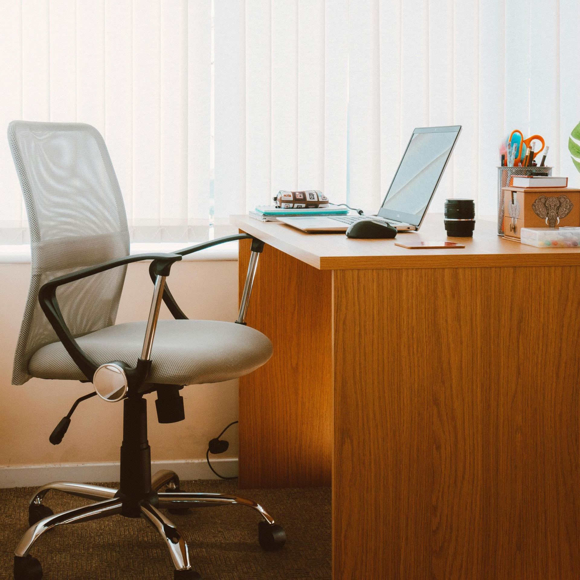 Kopje latte met latte art op een schoteltje en een lepel. 