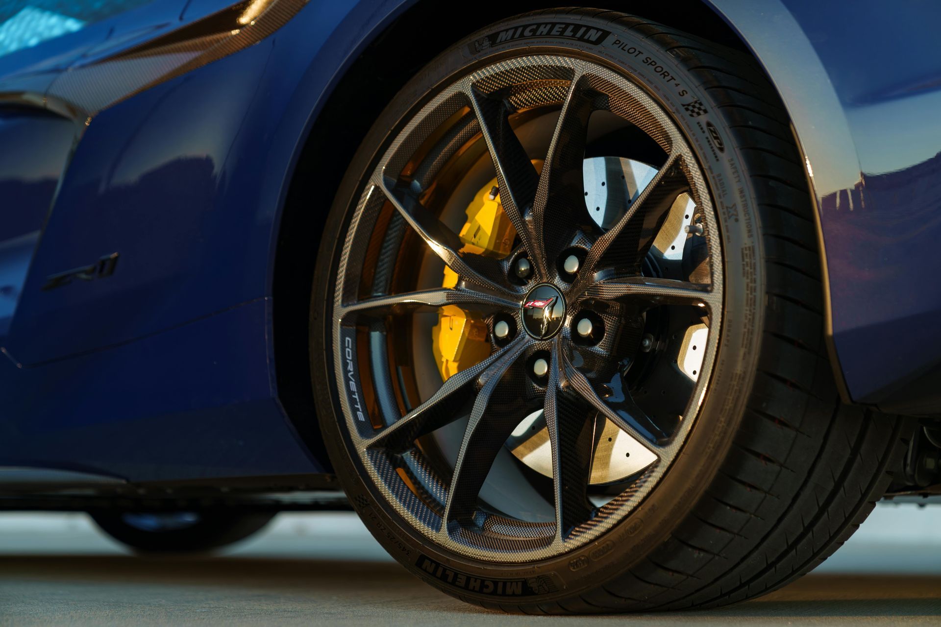 Kopje latte met latte art op een schoteltje en een lepel. 