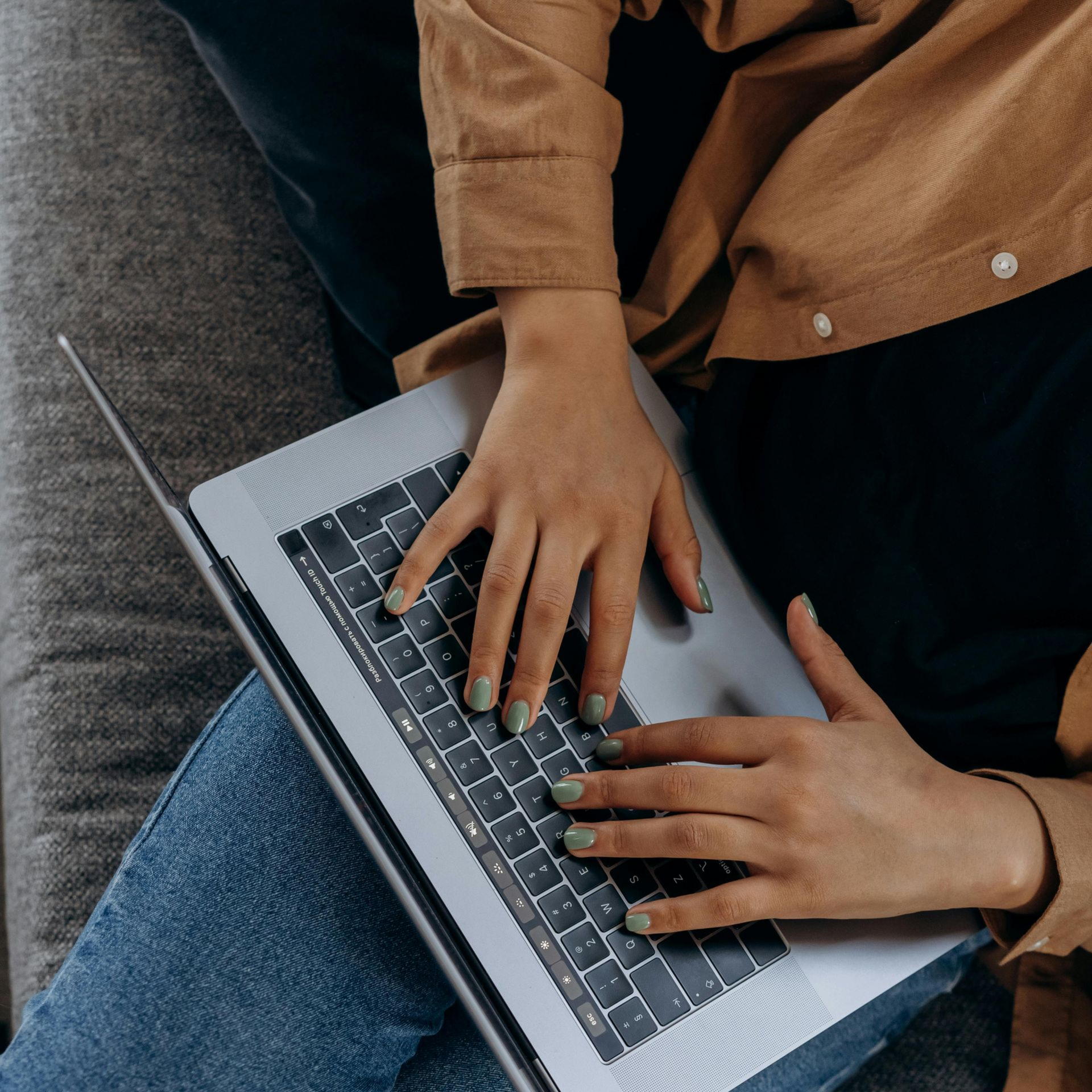 Witte koffiekop met het logo van 
