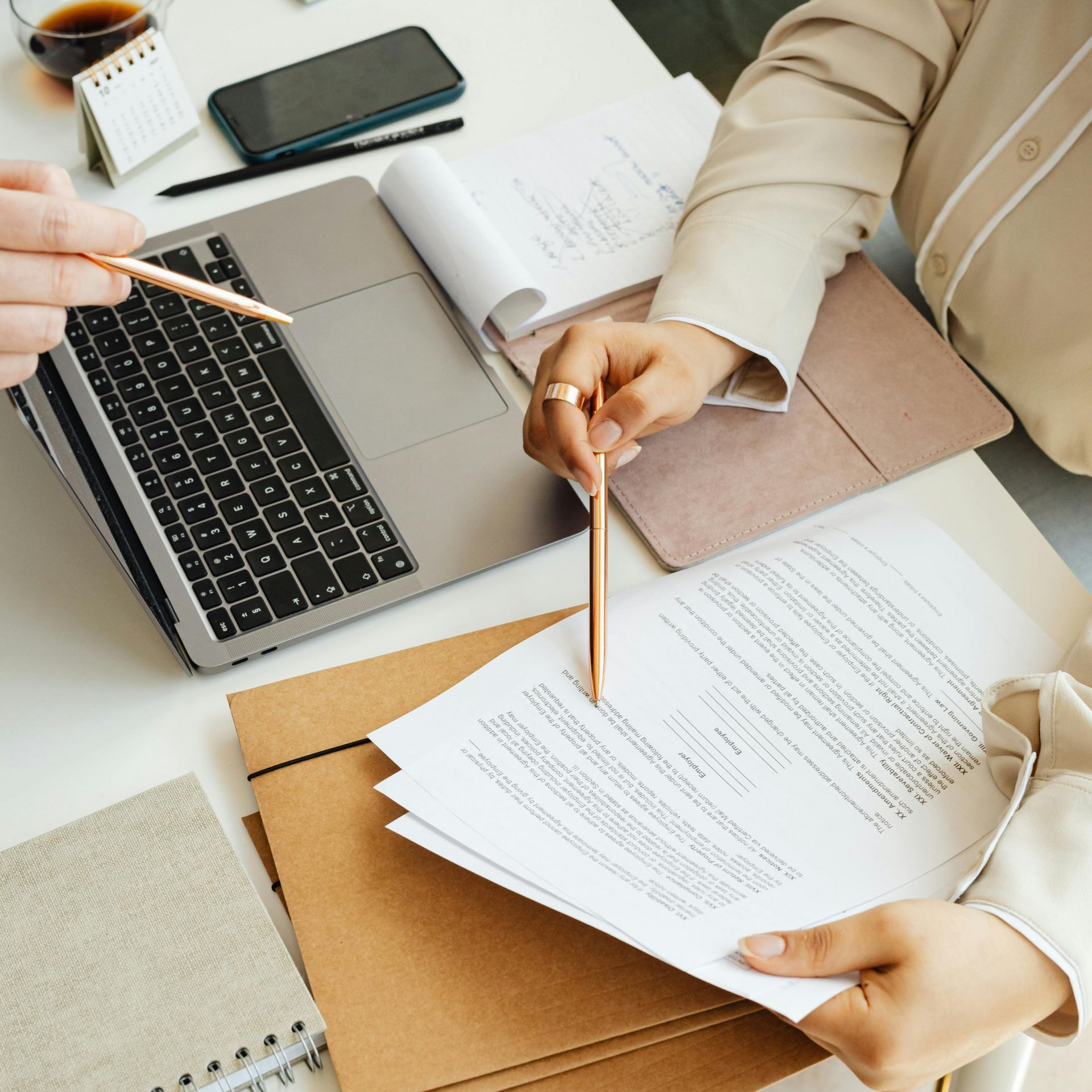 Witte koffiekop met het logo van