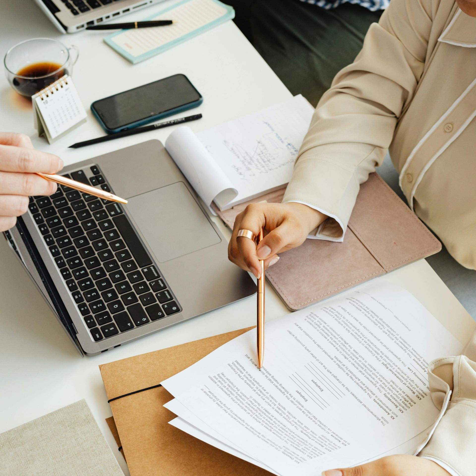 Kopje latte met latte art op een schoteltje en een lepel. 
