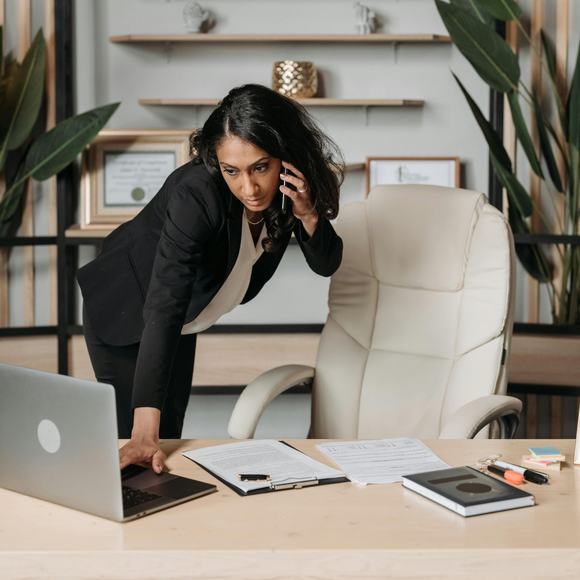 Witte koffiekop met het logo van
