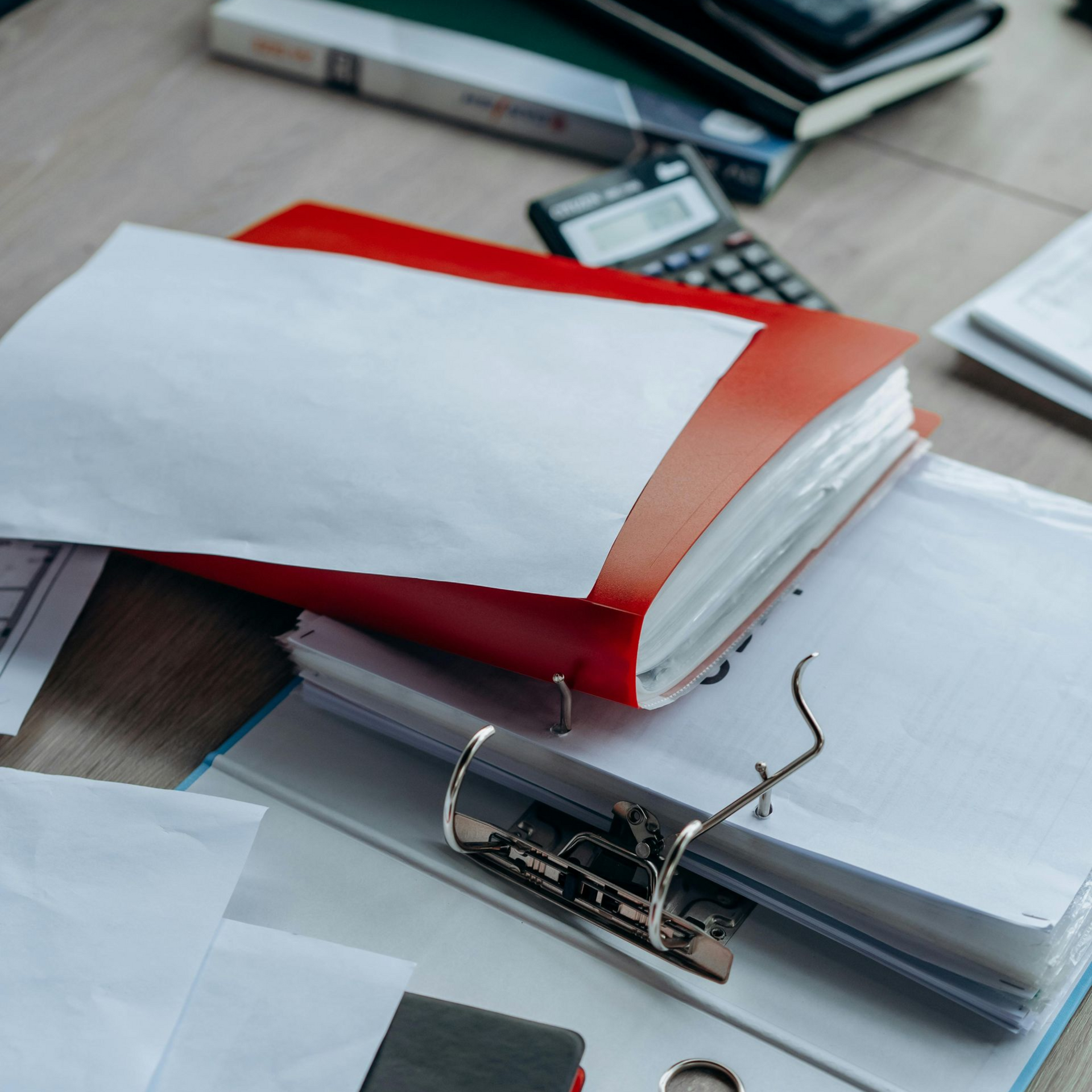 Witte koffiekop met het logo van 