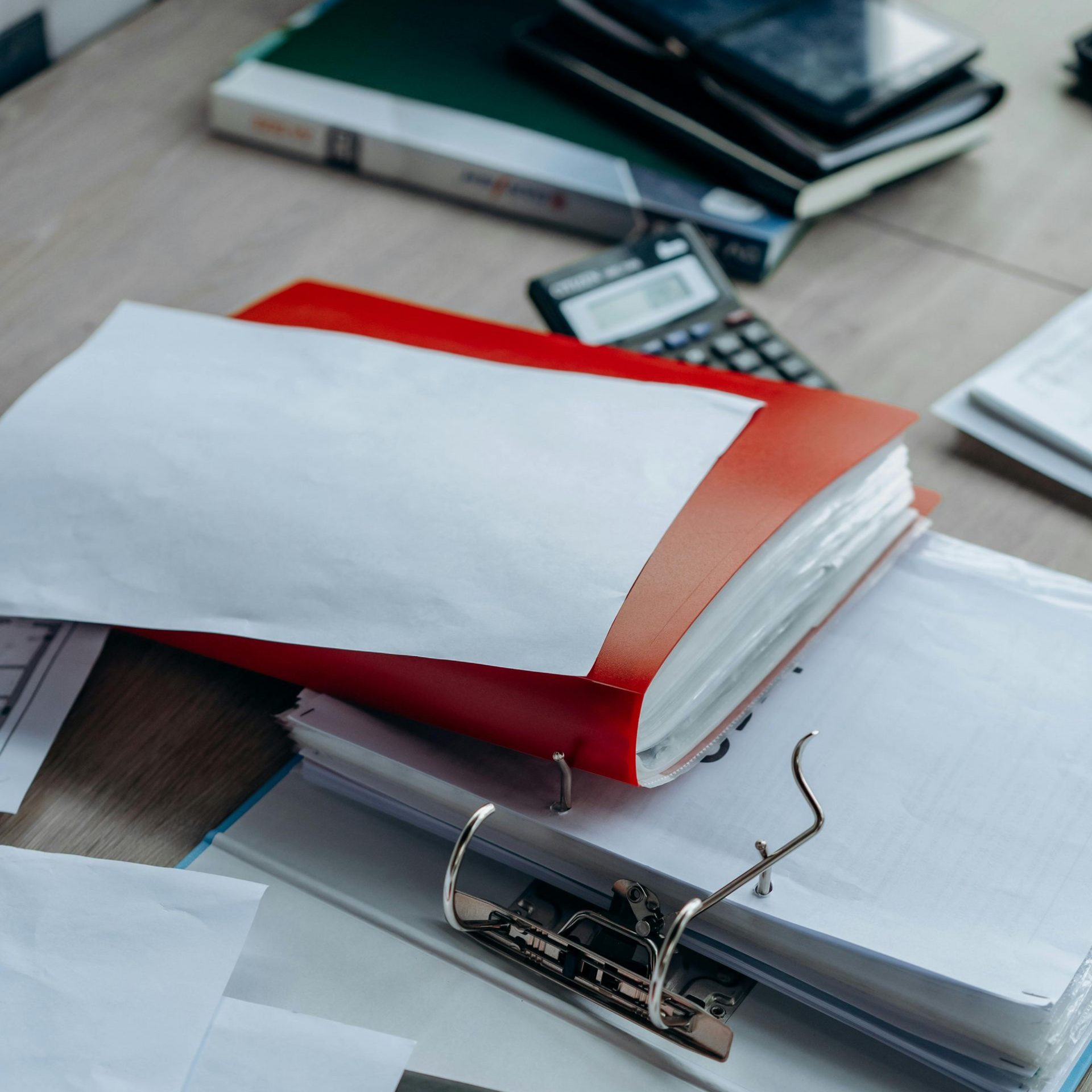 Witte koffiekop met het logo van 