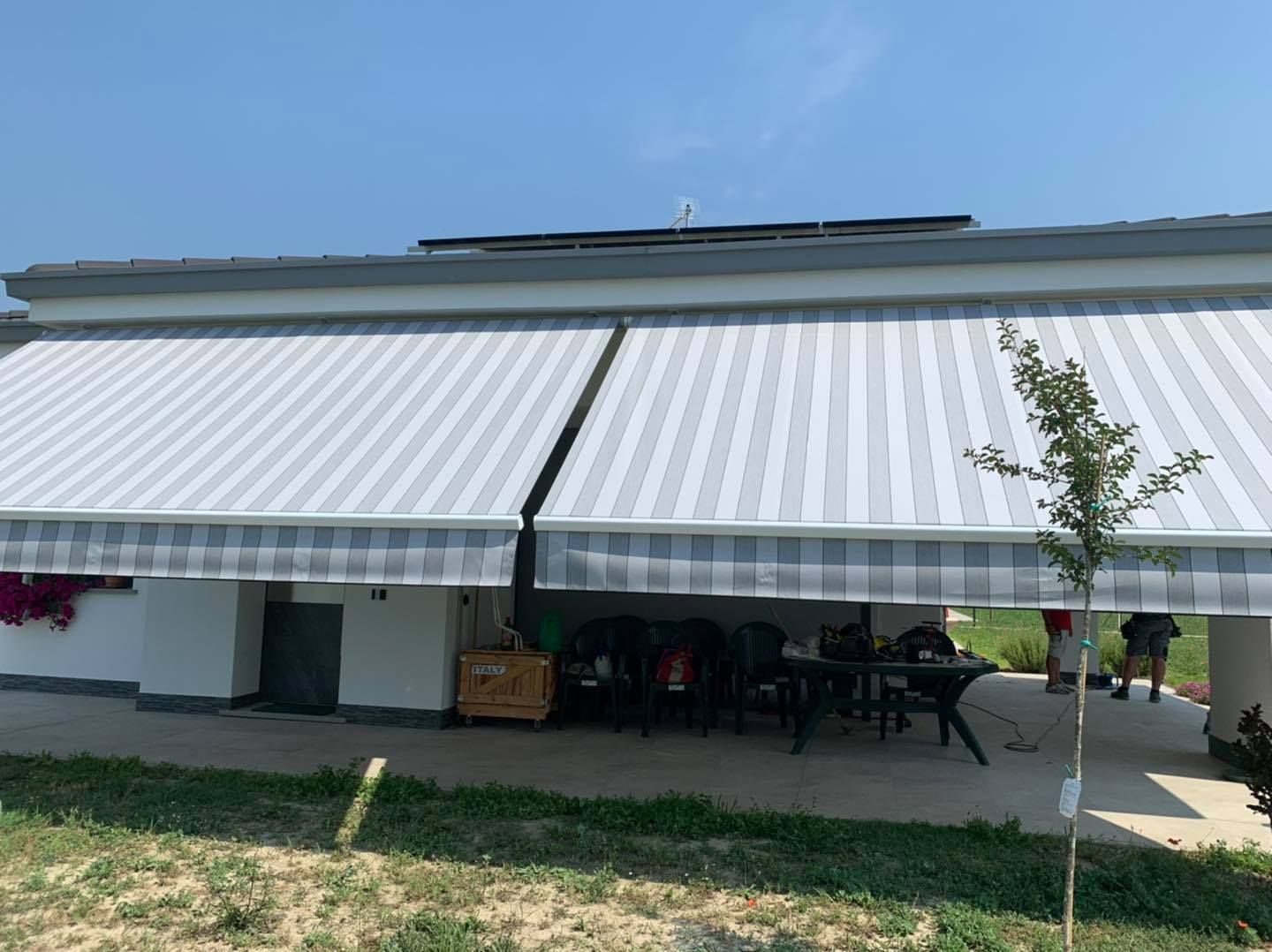 tende da sole a righe azzurre