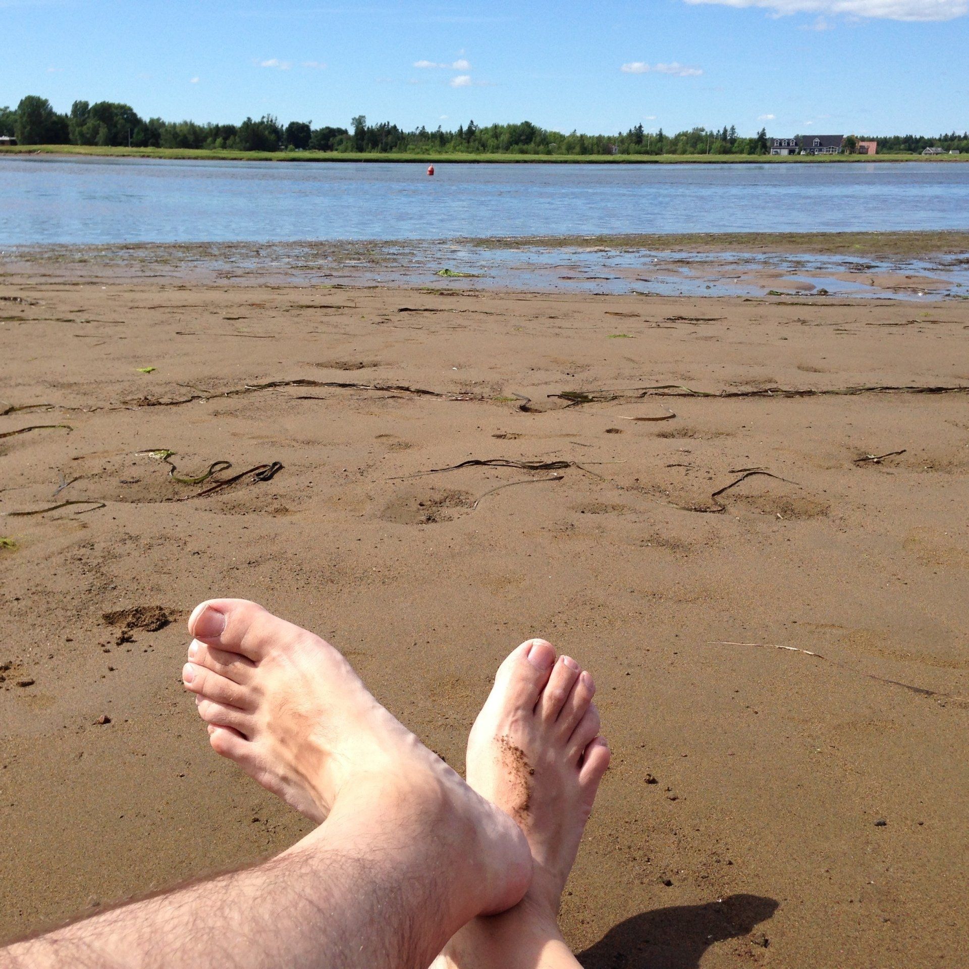 Les pieds sur la plage de Shediac Bridge