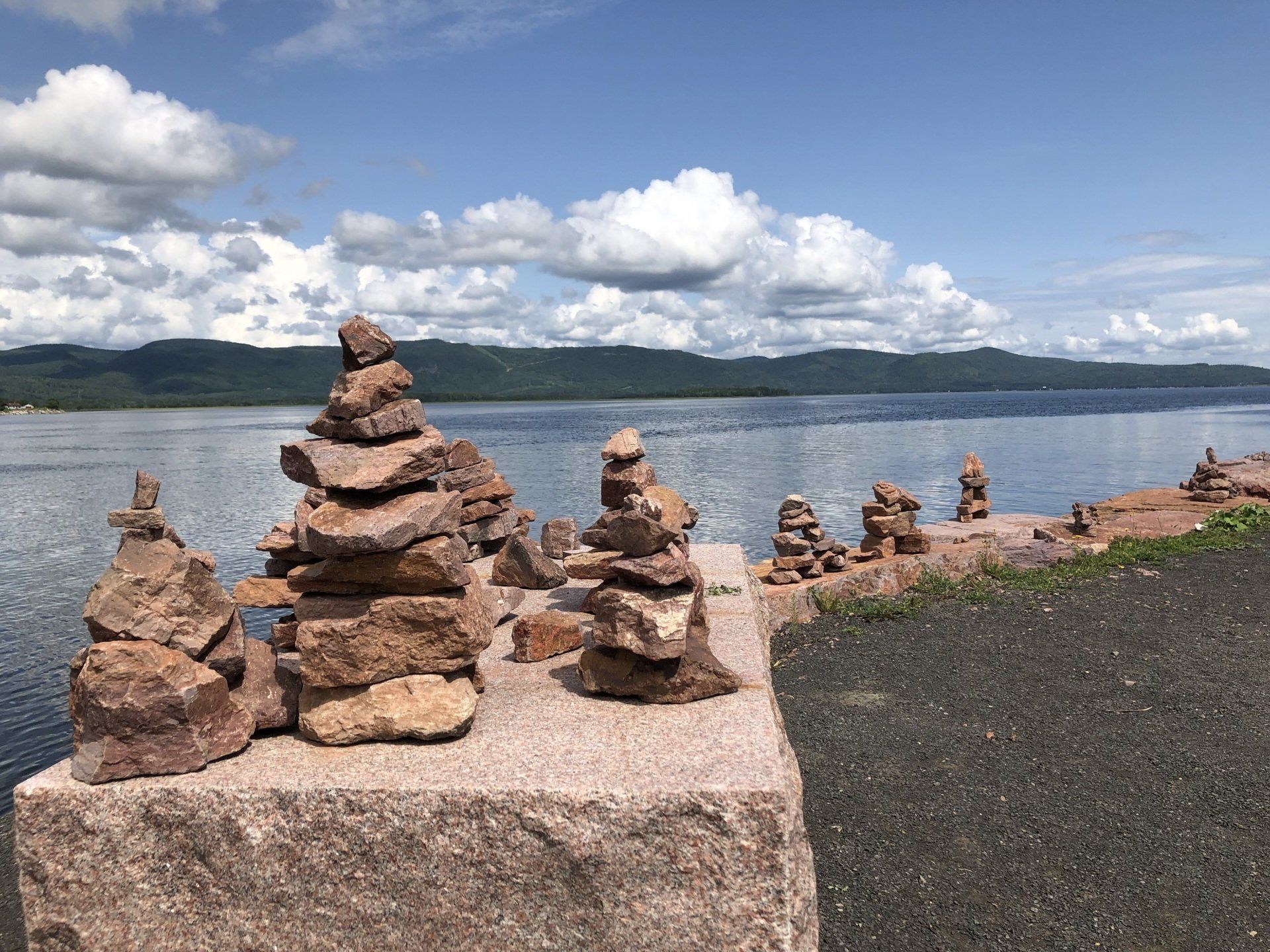 La front de mer de Campbellton avec vue sur la Gaspésie.