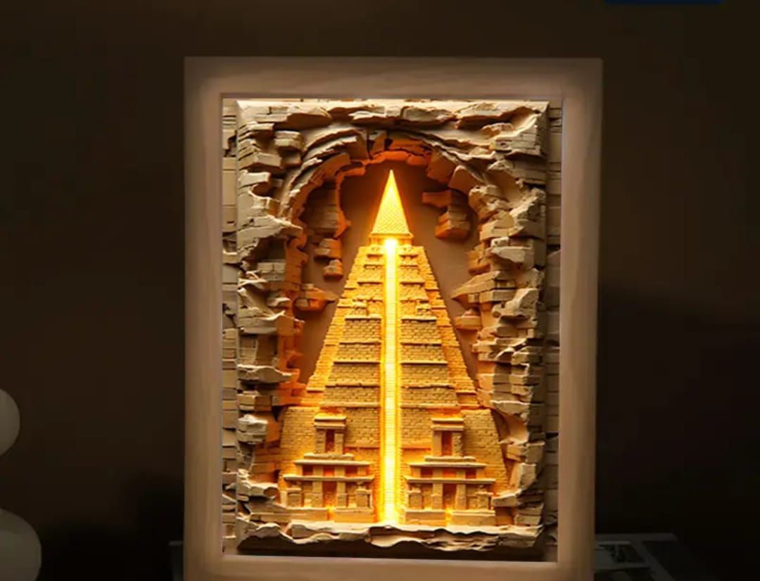 Relieve de una pirámide, iluminado desde dentro. Piedra beige, luz amarilla brillante.