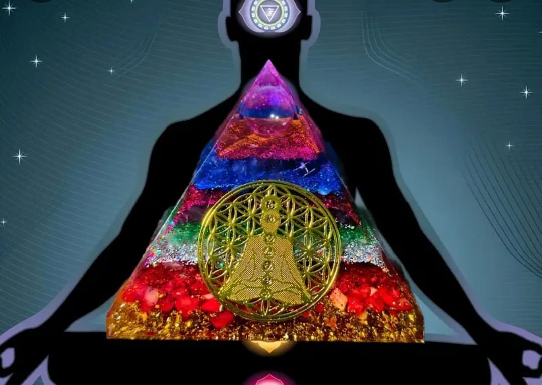 Silueta de una persona meditando con una pirámide colorida en su interior. Figura de Buda en un círculo dorado y estrellas.