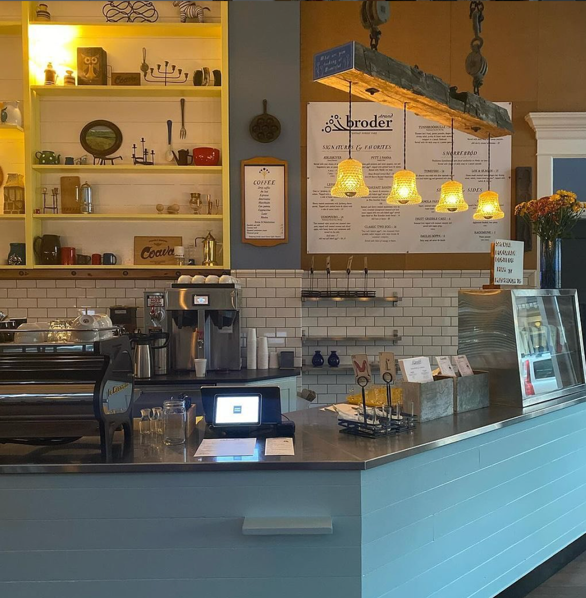 A counter in a restaurant with a sign on the wall that says alabama