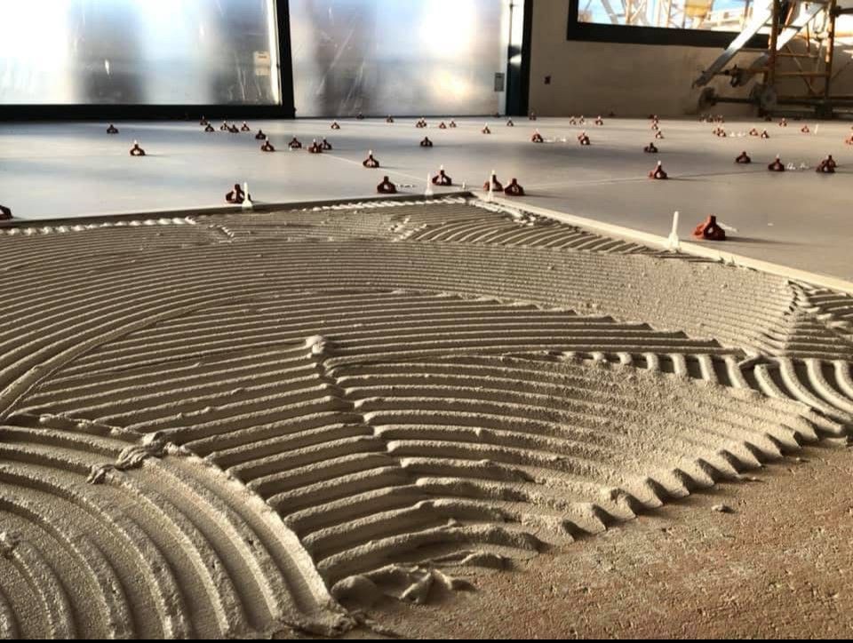 Un gros plan d'une tuile appliquée sur un sol