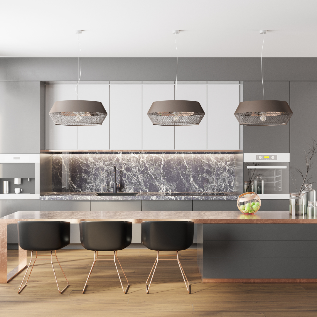 Une cuisine avec une table et des chaises