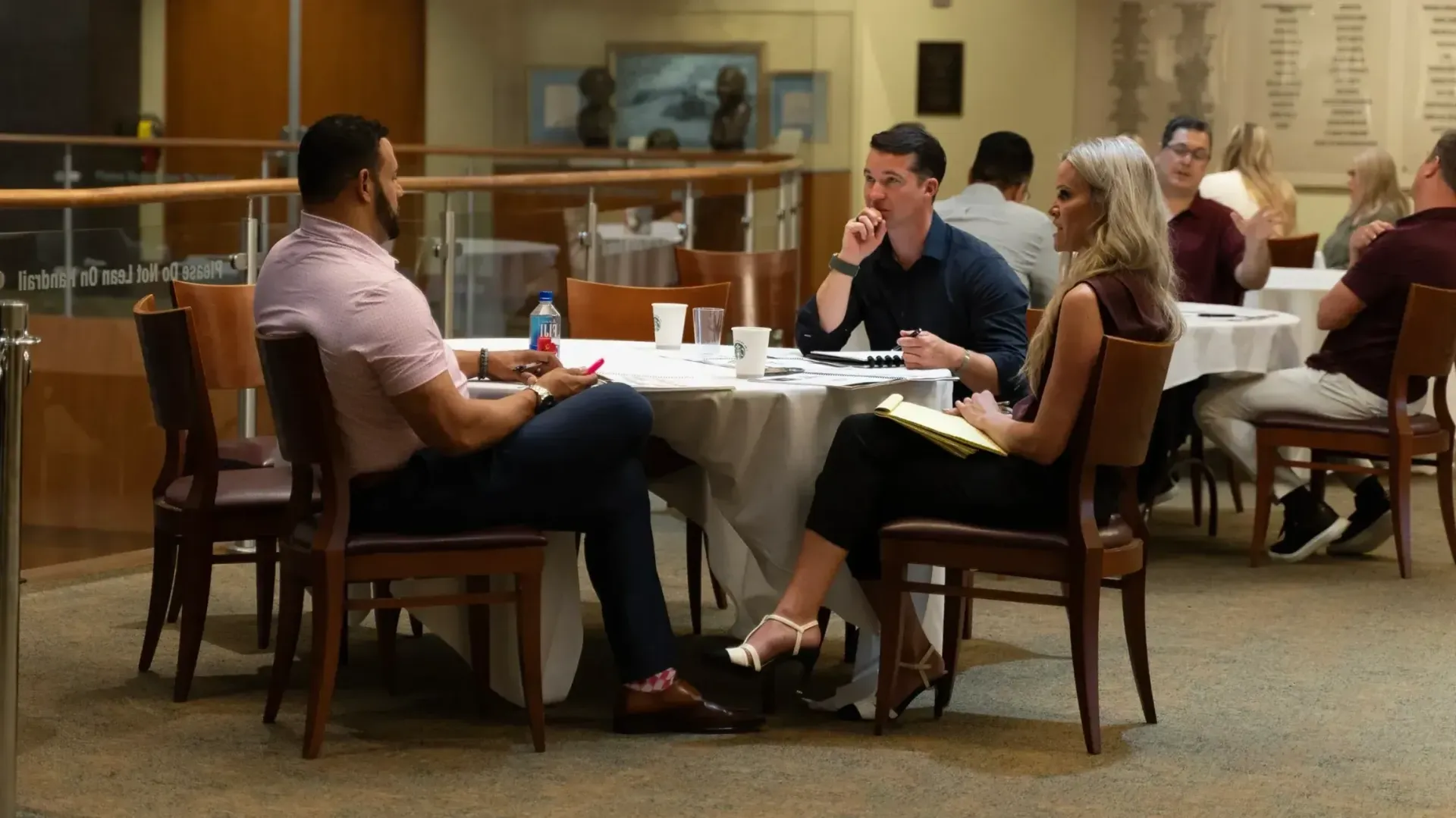 A group of people are sitting at tables in a restaurant.