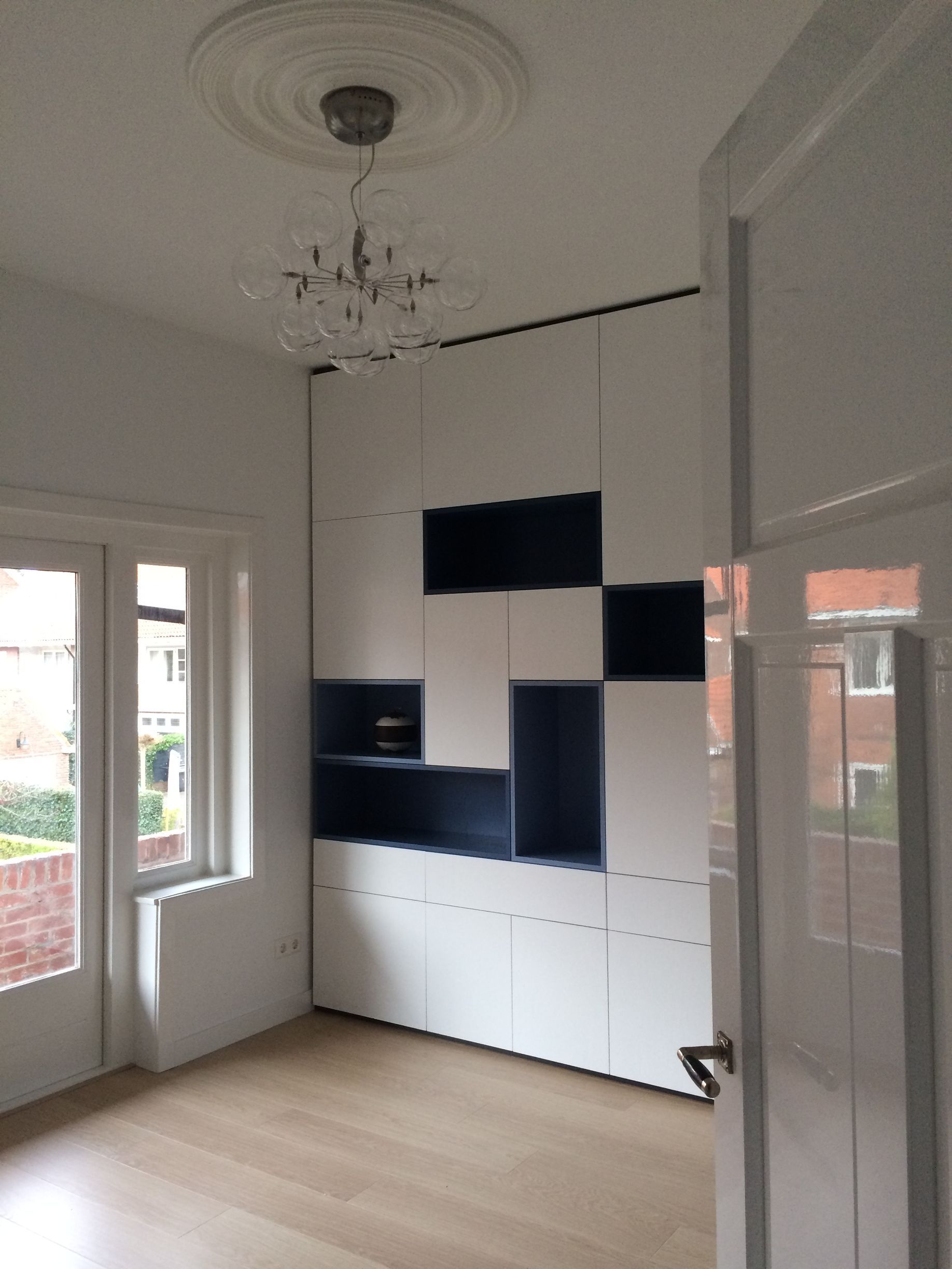 zitkamer met kastenwand