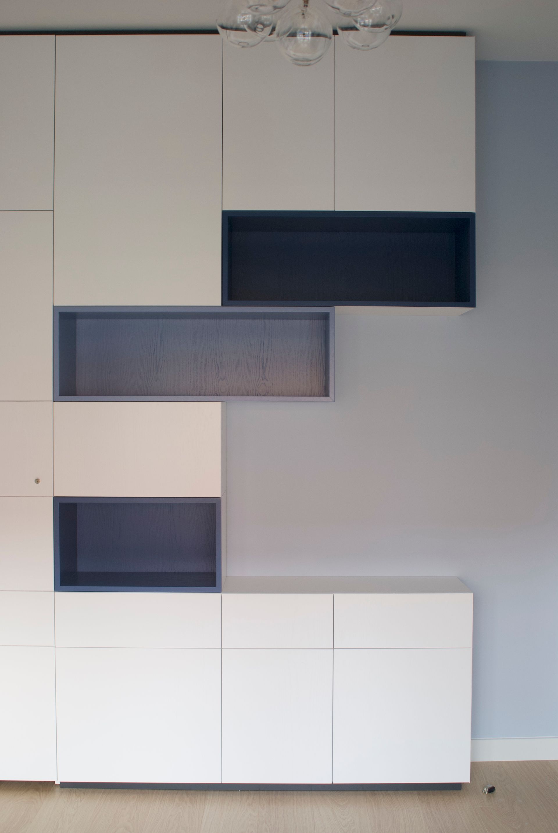 zitkamer met kastenwand