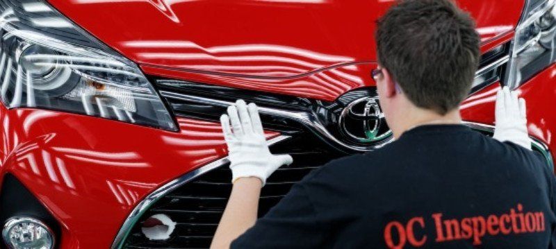 Meccanico ripara auto