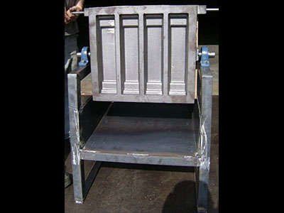 A metal chair is sitting on top of a metal stand.