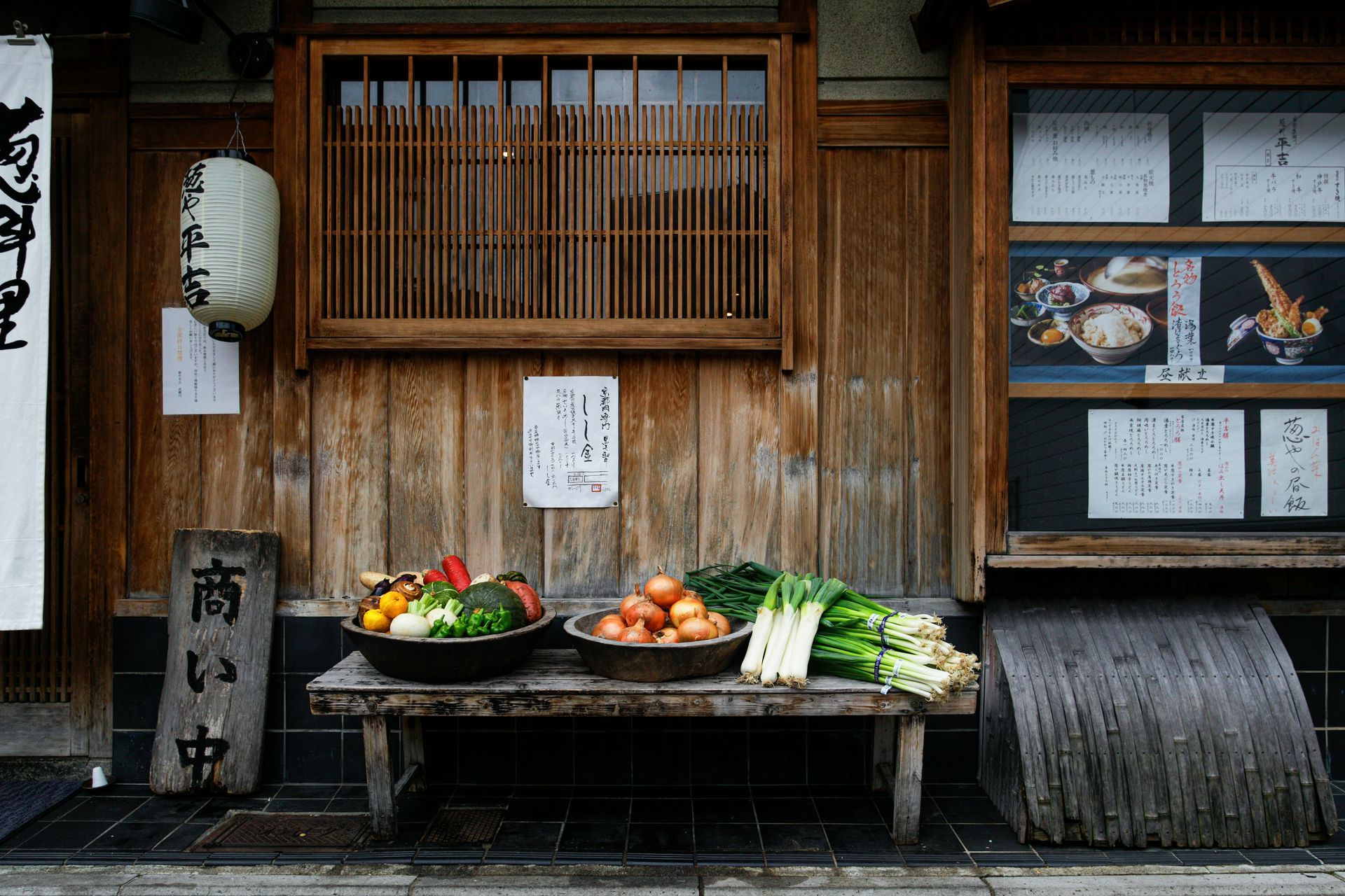 Petit marché japonais où l'on peut acheter fruits et légumes