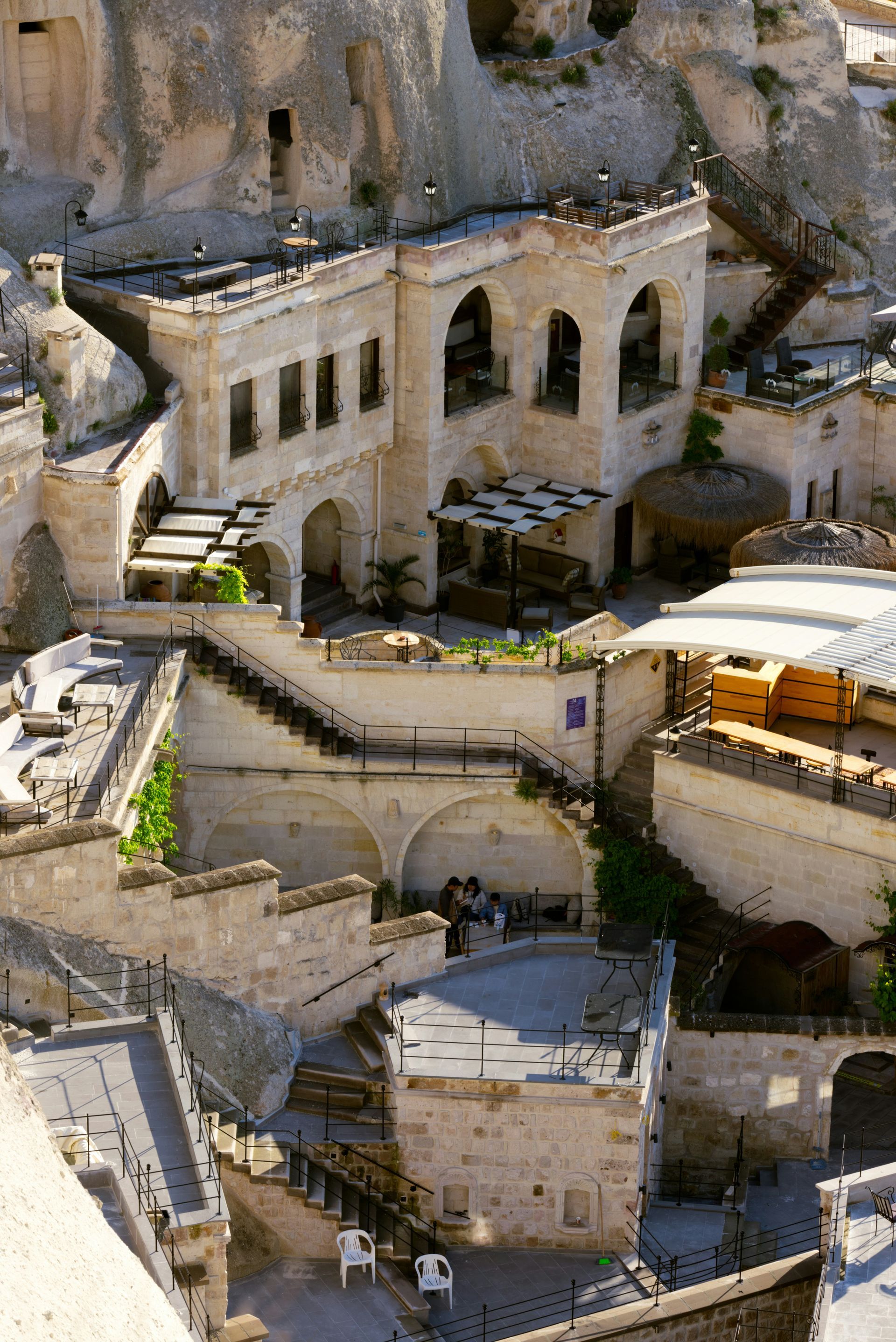 Bâtiments blanchis à la chaux creusés dans la roche en Cappadoce, en Turquie.