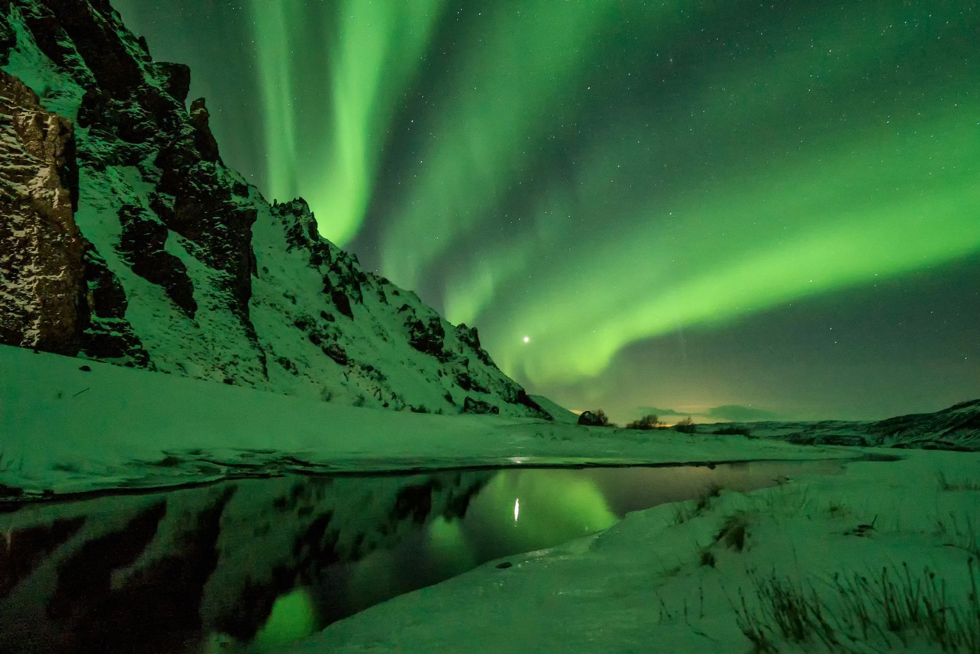 Aurores boréales : une symphonie lumineuse dans la nuit islandaise.