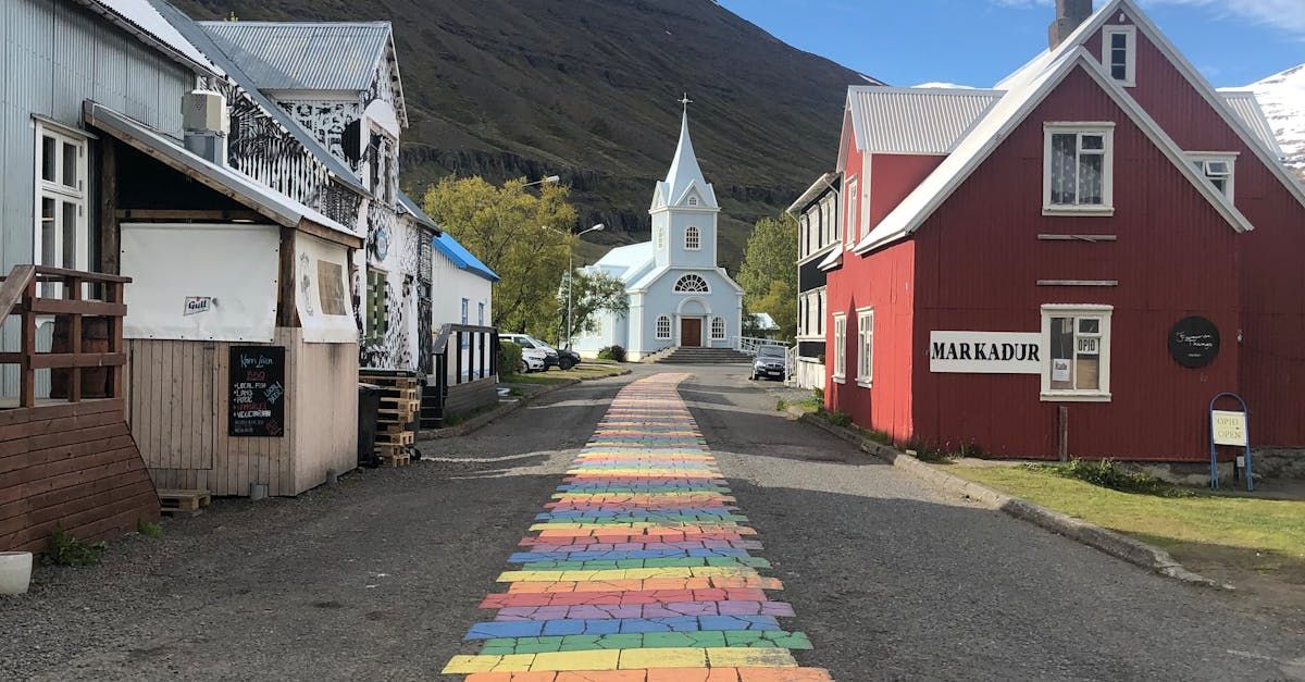 Seyðisfjörður : charme coloré et fjord majestueux en Islande.