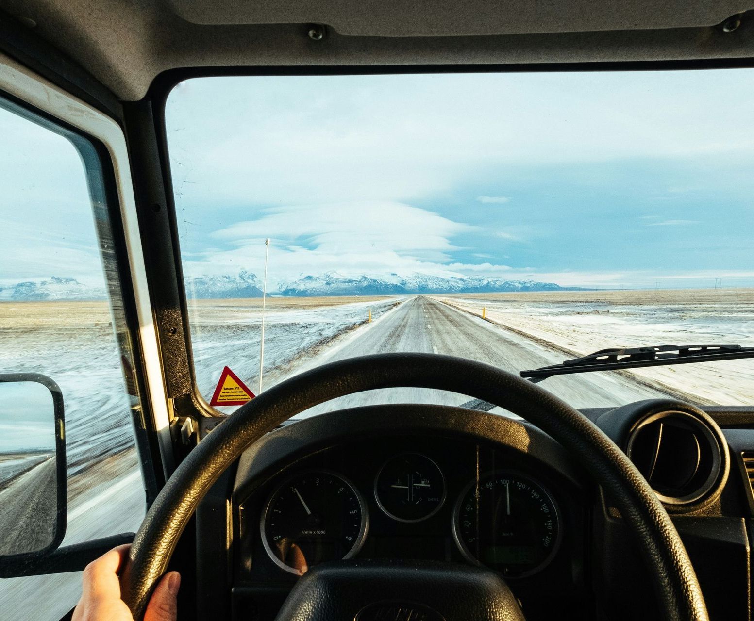 En voiture dans un décor islandais