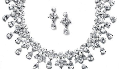 una collana e degli orecchini d’argento con diamanti