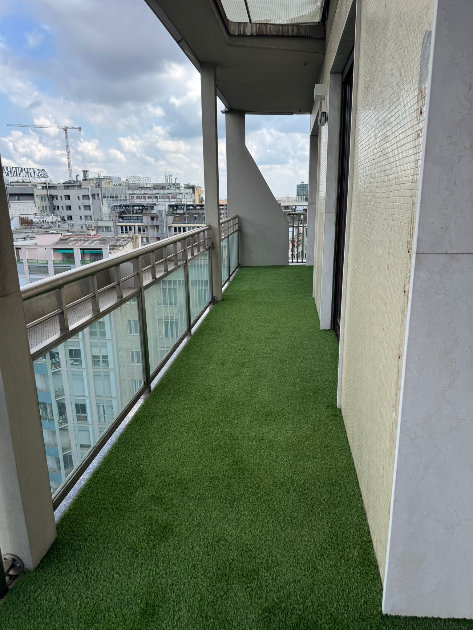 balcone in erba sintetica milano dopo la posa