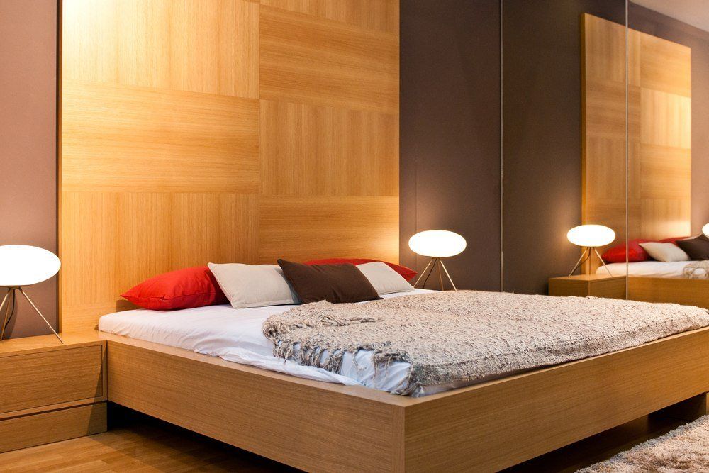 letto in legno con testiera in legno