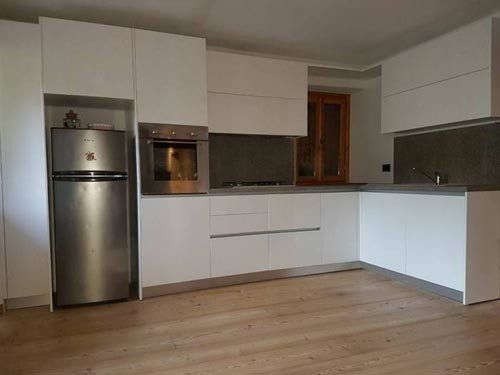 cucina angolare con mobili in legno