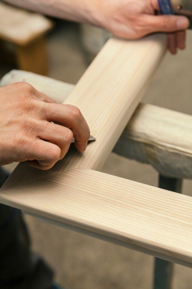 artigiano con serramenti in legno