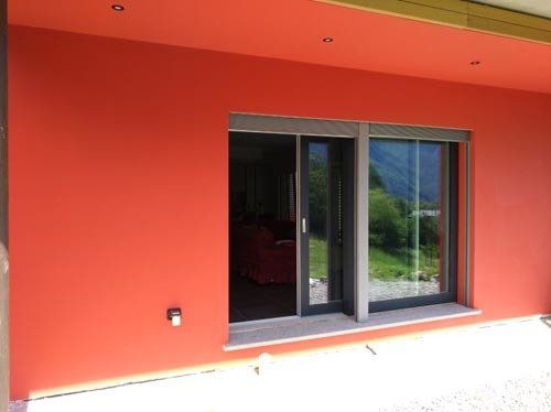 porta finestra con tapparelle scure