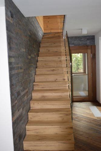 scale in legno chiaro