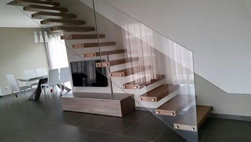 scale in legno con ringhiera in vetro