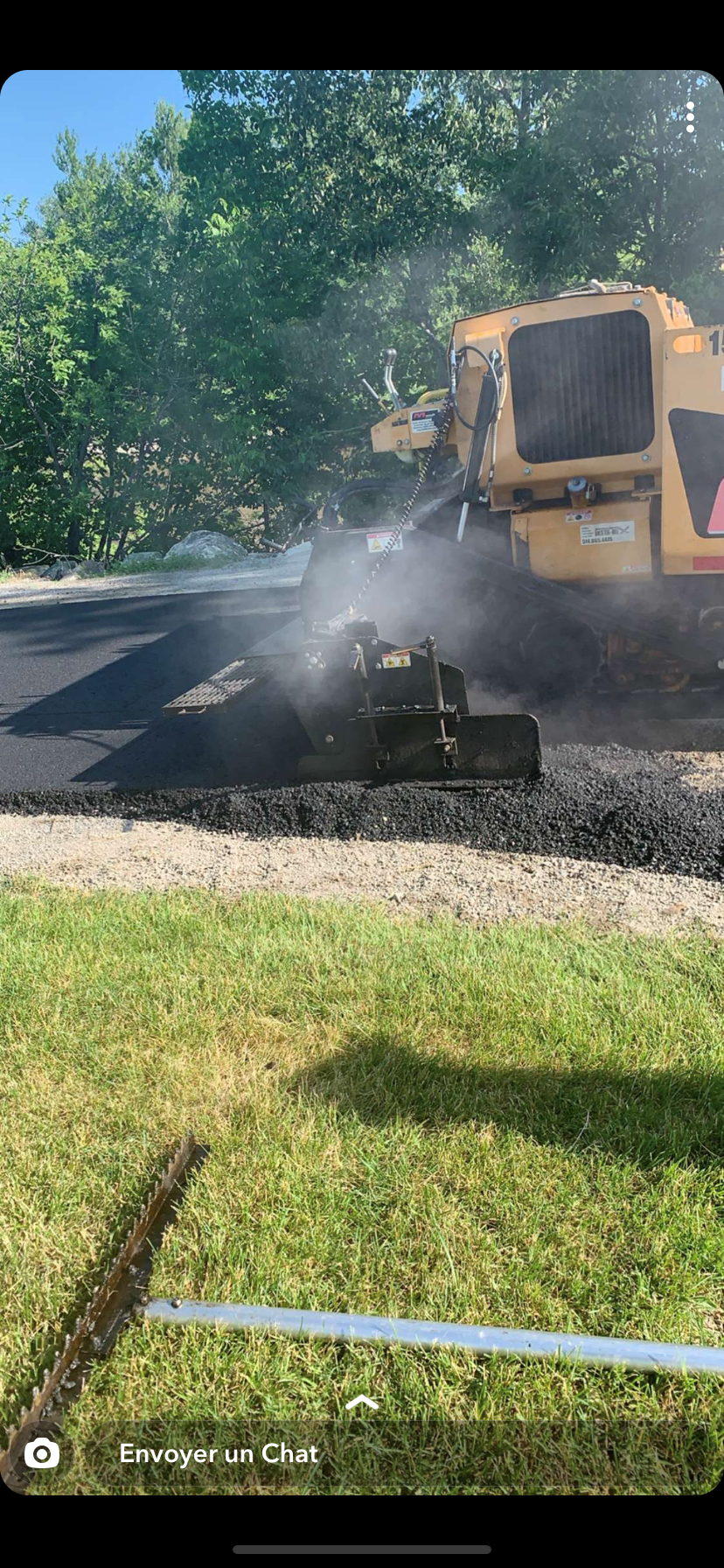 Un bulldozer jaune est en train de creuser un trou dans le sol.