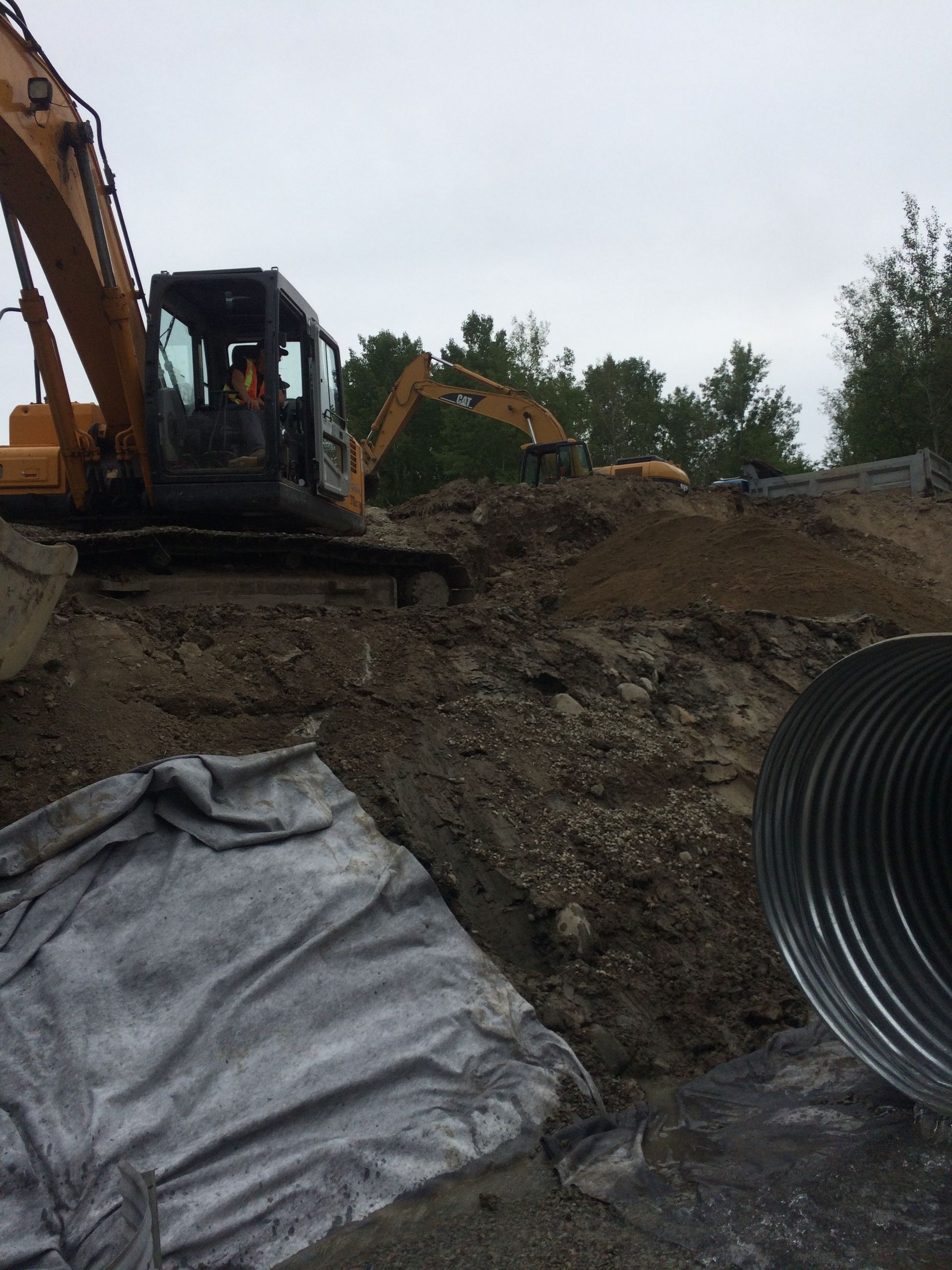 Une grande pelle jaune travaille sur un chantier de construction