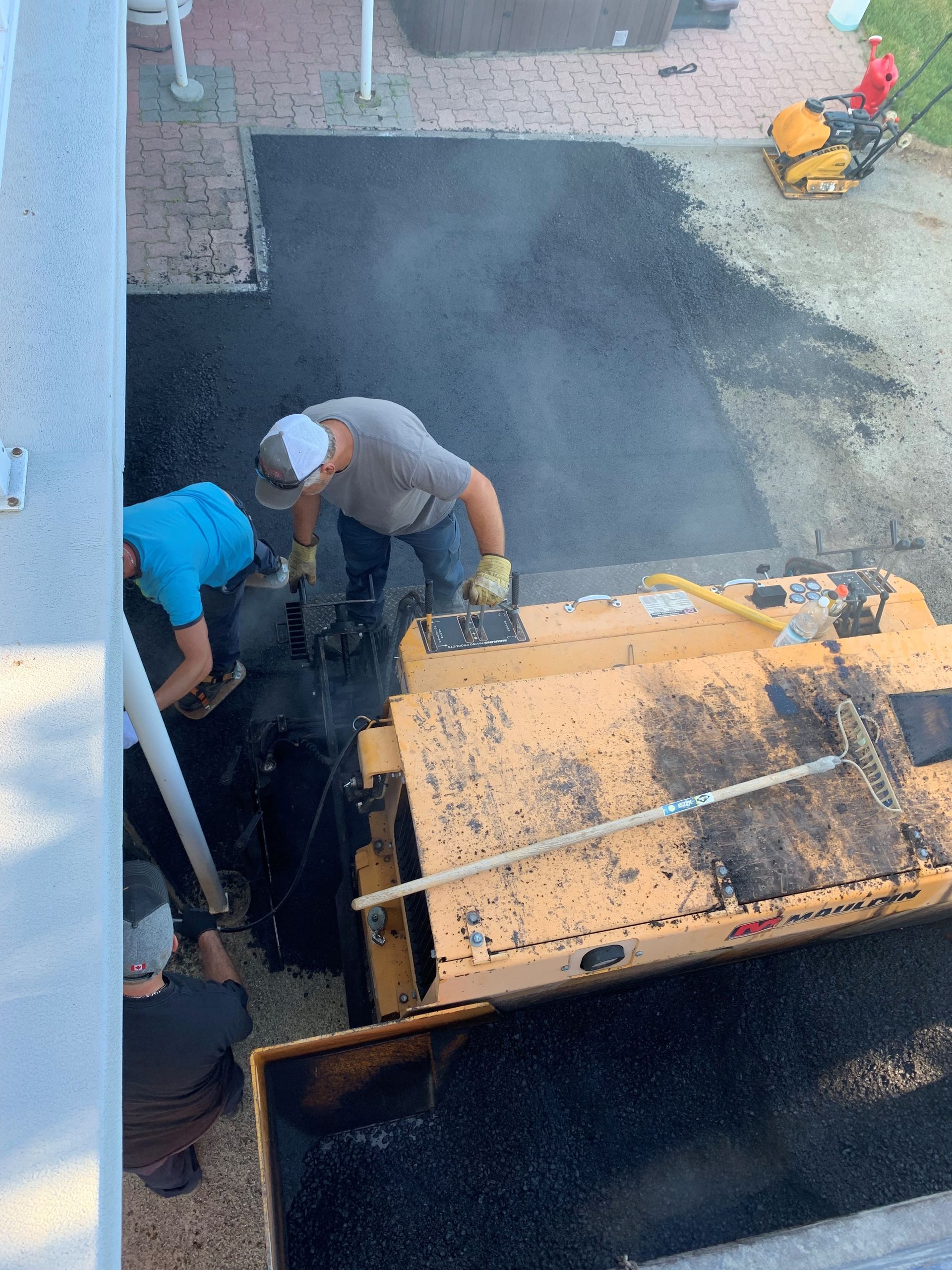 Un groupe d hommes travaille sur une allée.