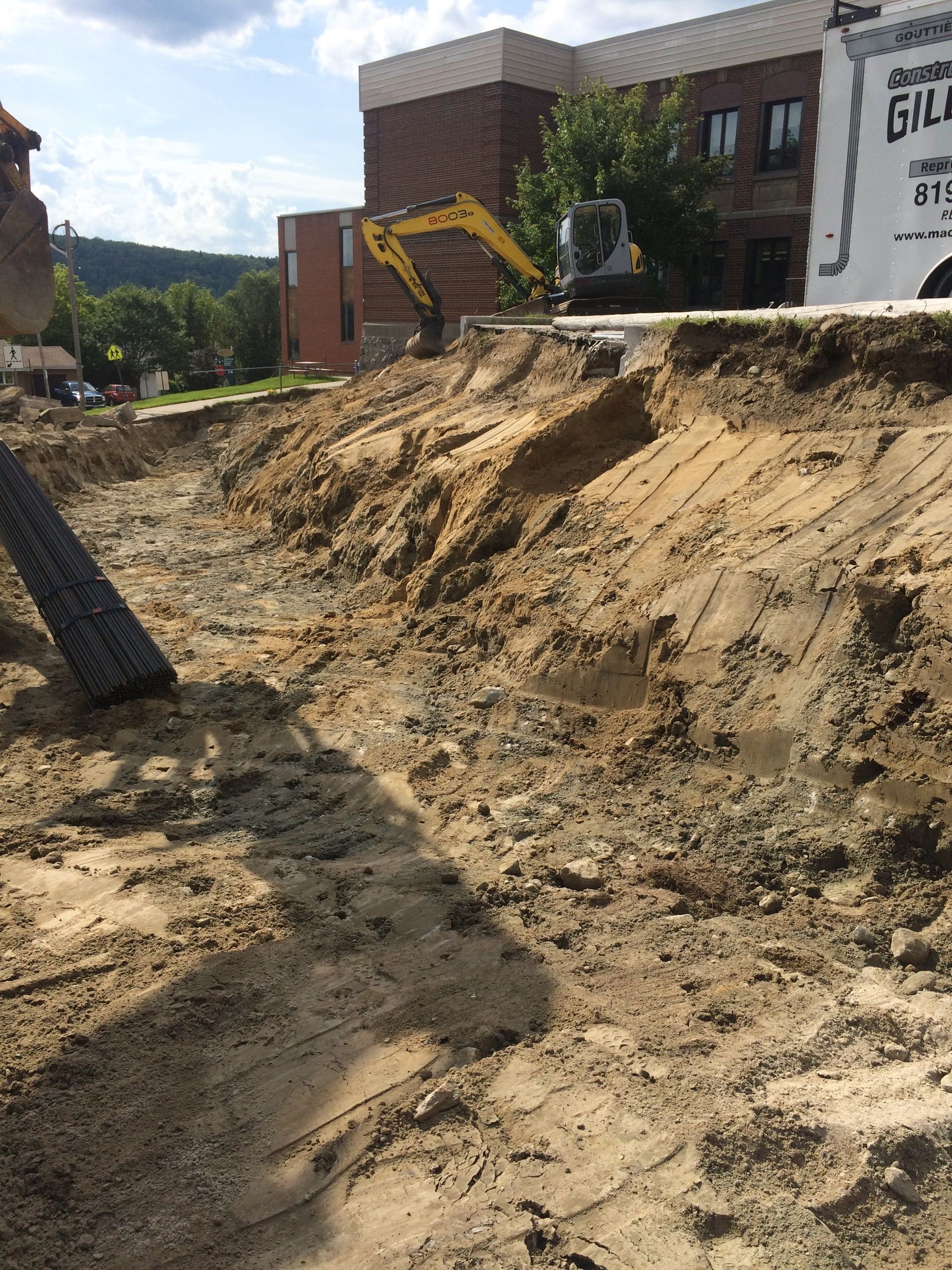 Un gros tas de terre se trouve devant un immeuble.