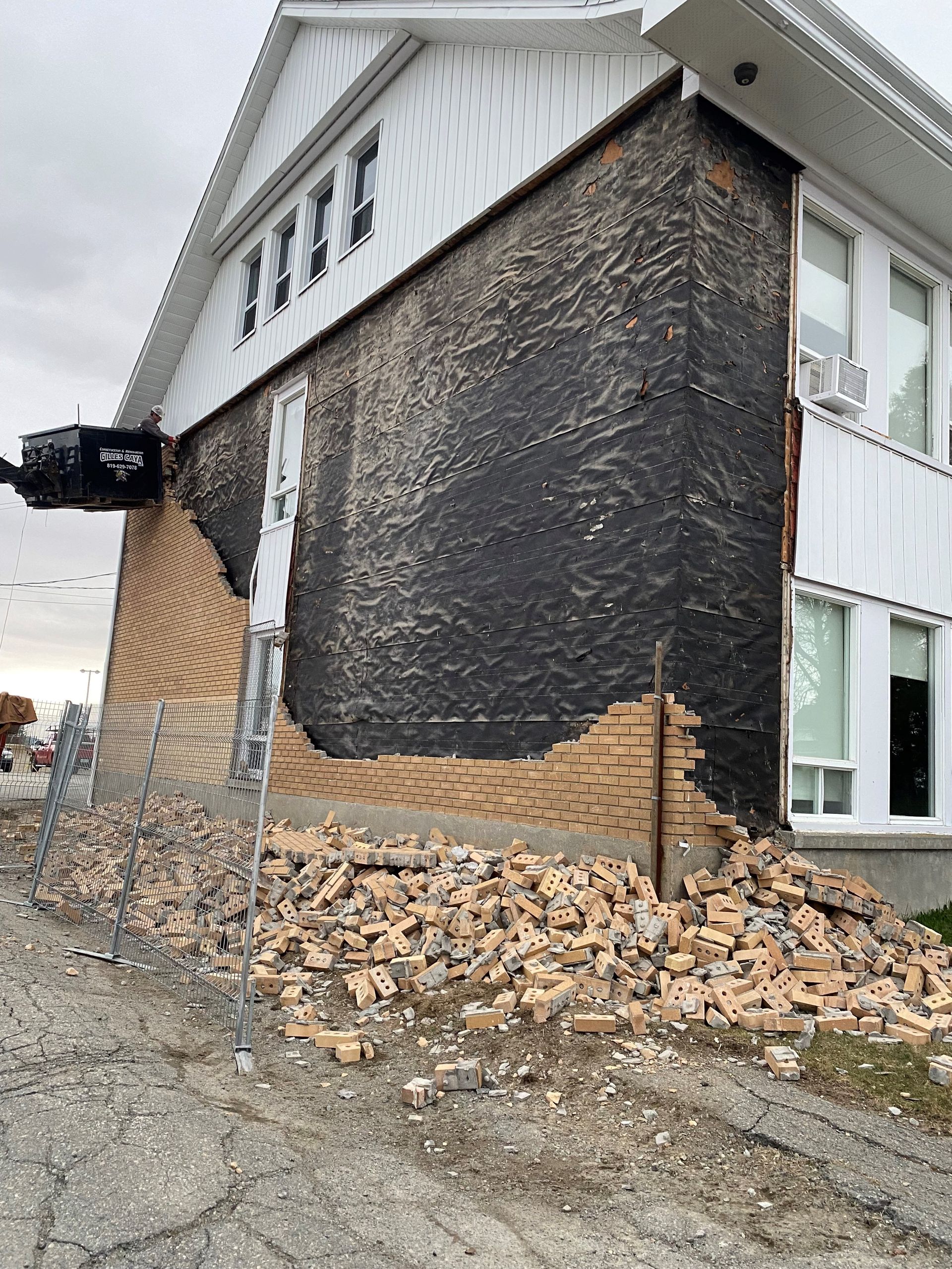 Le côté d un immeuble est en cours de démolition.