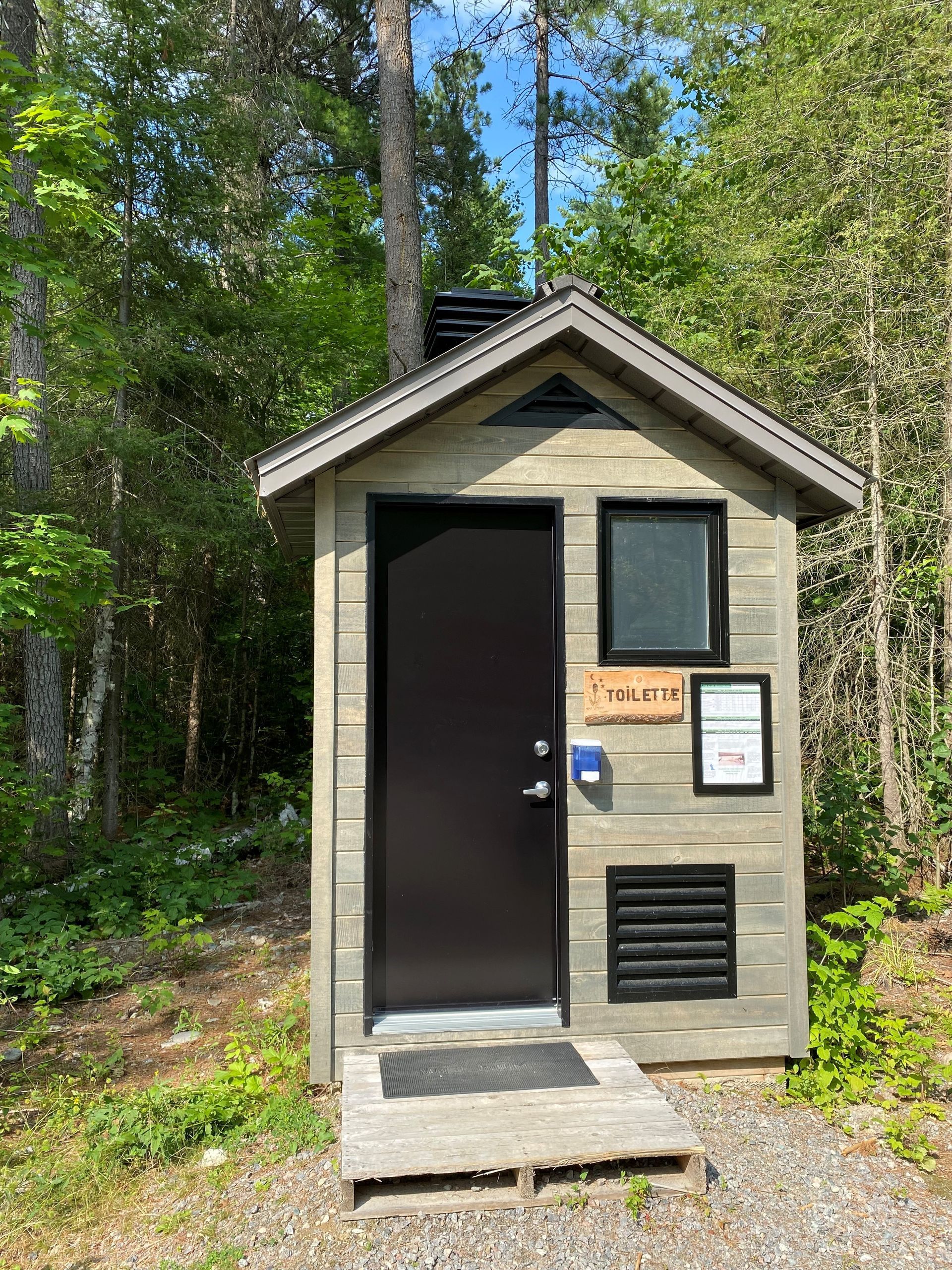 Un petit cabanon en bois au milieu d une forêt.