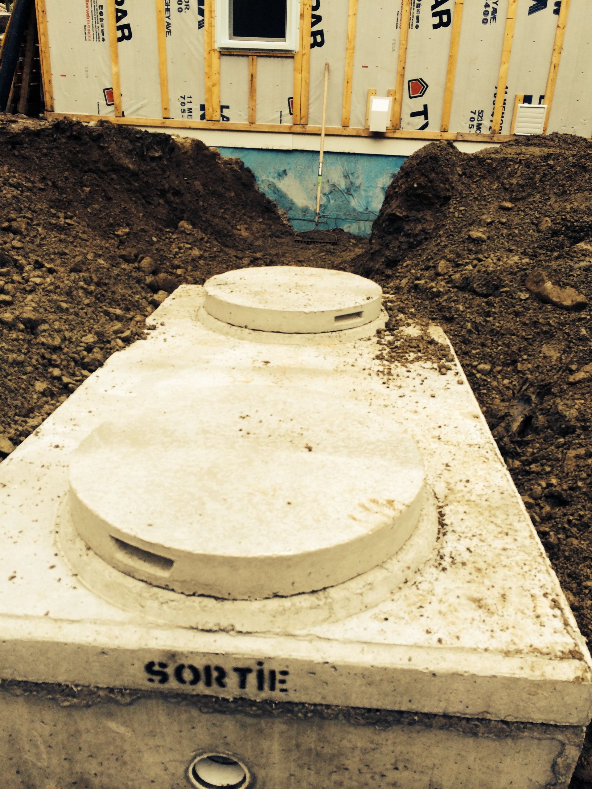 Un conteneur en béton avec le mot sortie dessus