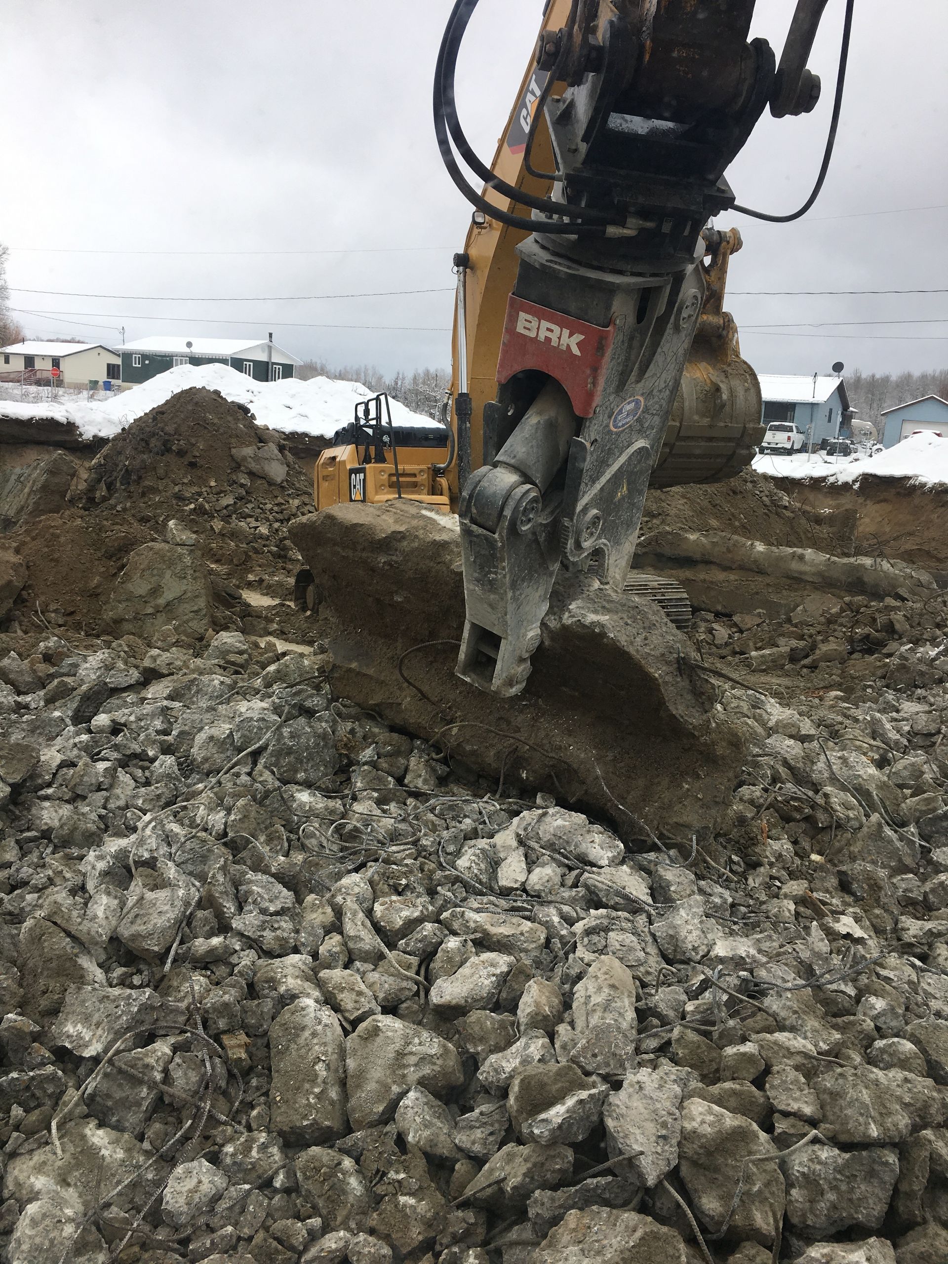 Un bulldozer brise des roches sur un chantier de construction.