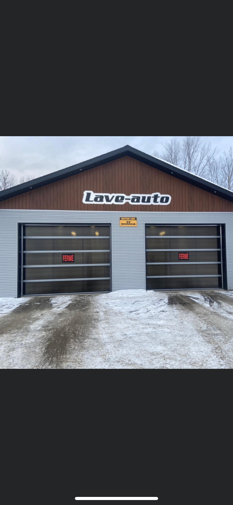 Une photo d un garage avec deux portes de garage dans la neige.
