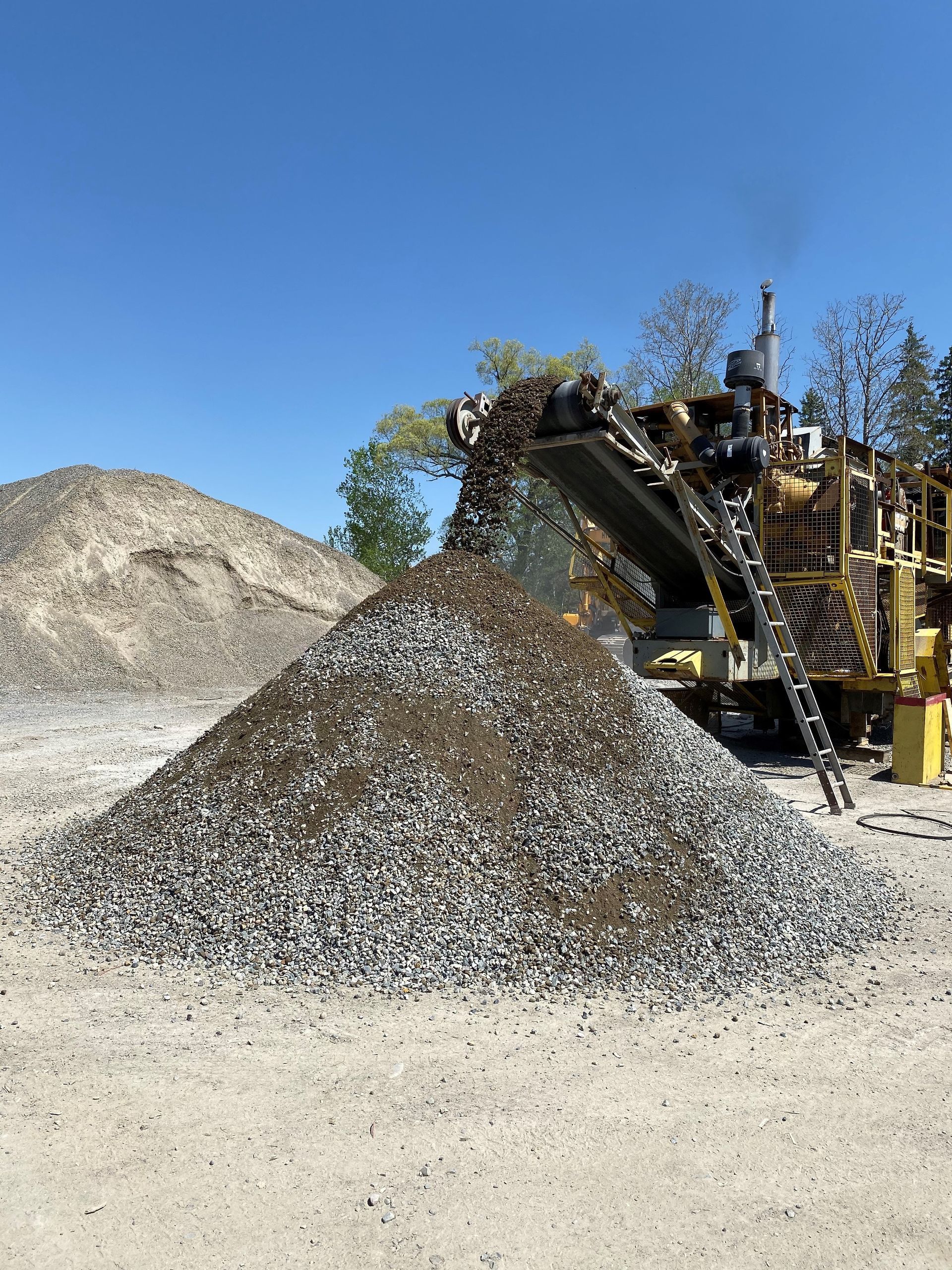 Un tas de gravier se trouve devant une machine