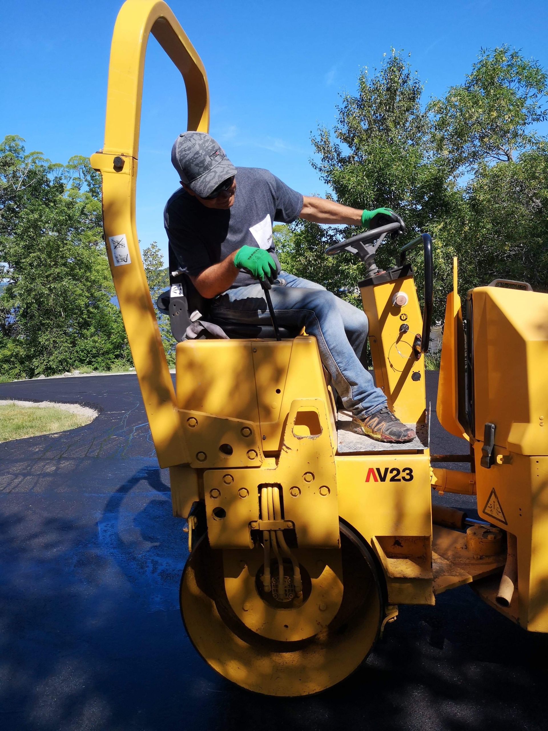 Un homme conduit une machine jaune avec le numéro 23 dessus