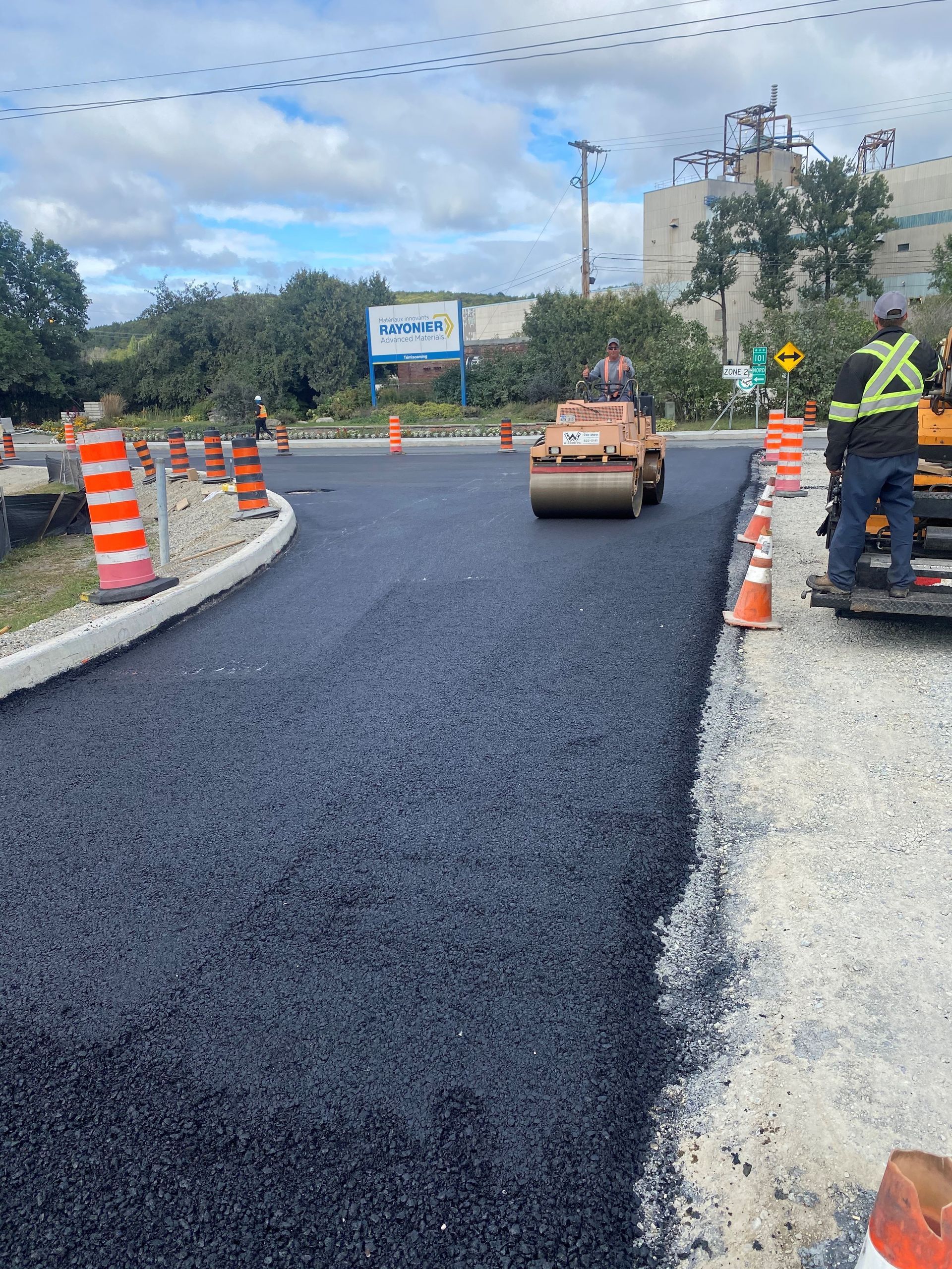 Un rouleau est utilisé pour répandre de l Asphalte sur une route
