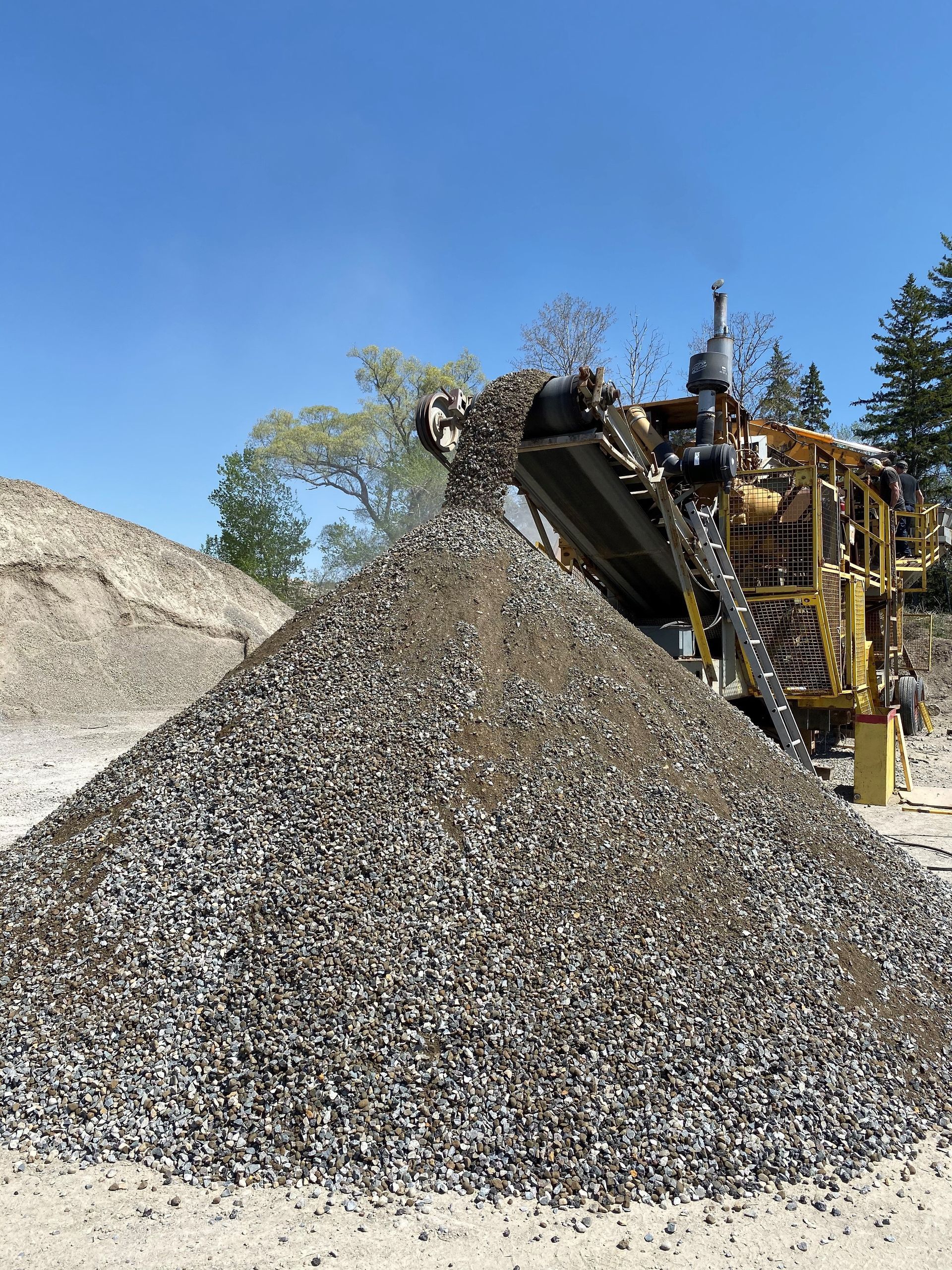 Un tas de gravier avec une machine en arrière-plan
