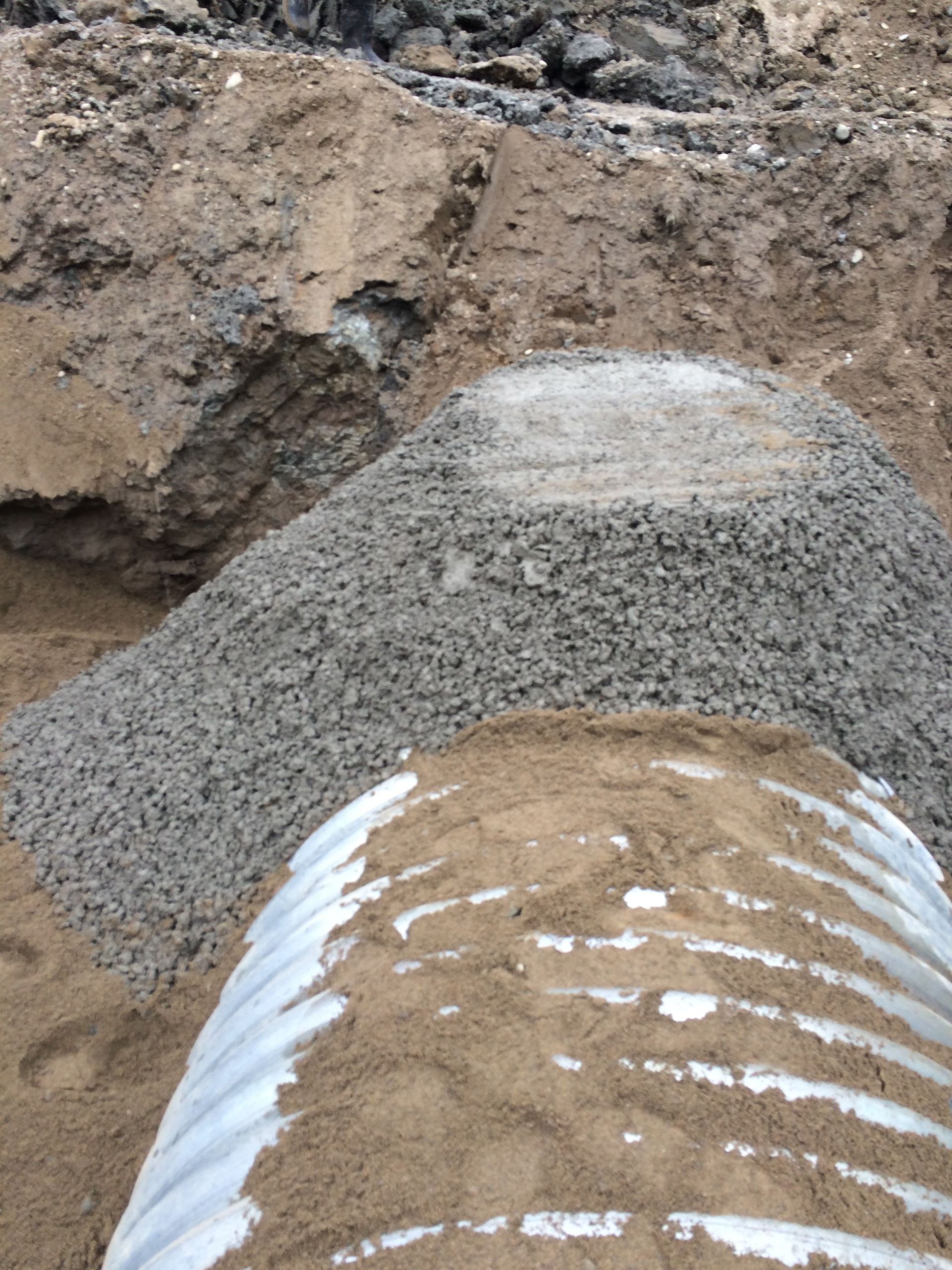 Un tas de gravier repose sur un tas de sable