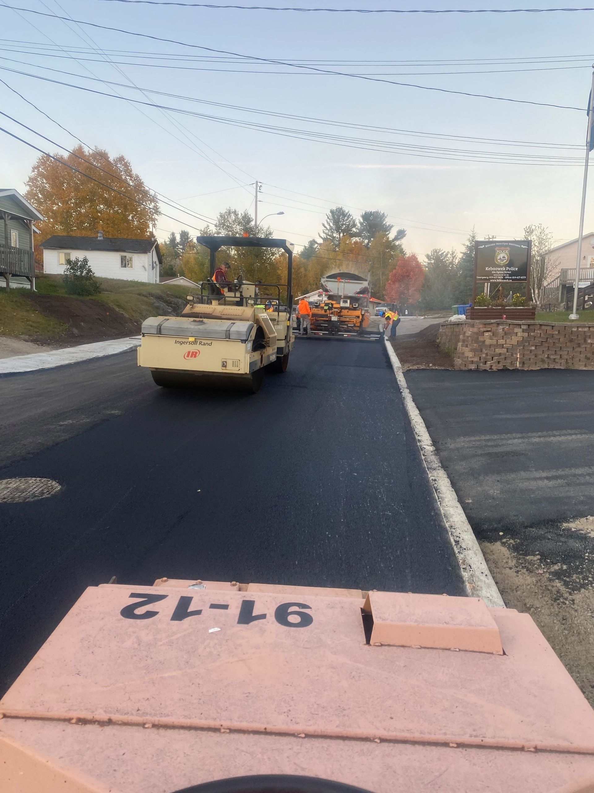 Un tracteur roule sur une route portant le numéro 91-12.