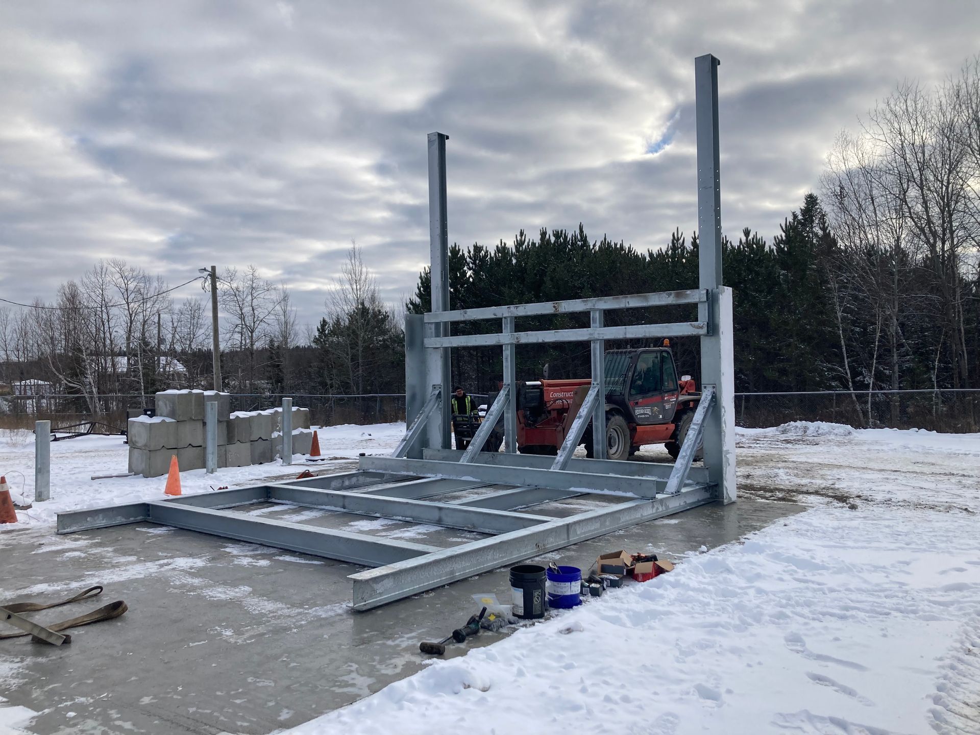 Une grande structure métallique est en train d être construite dans la neige.